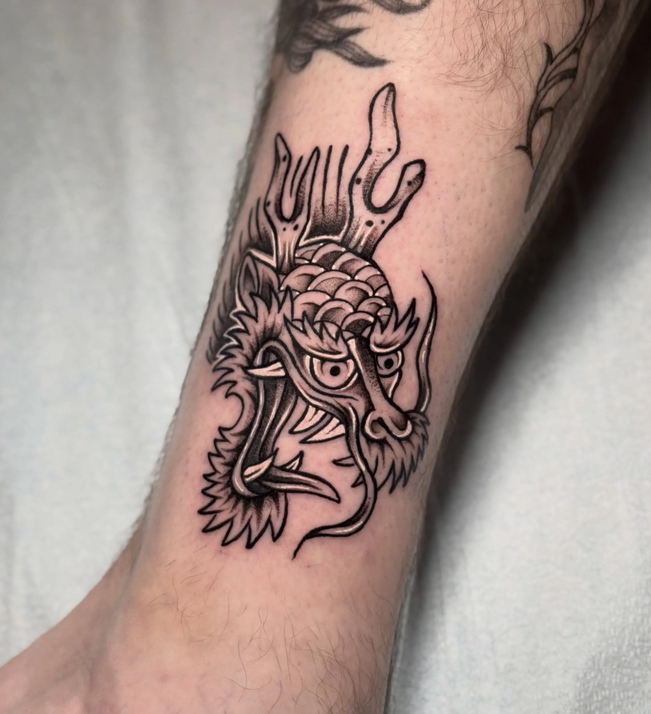 What a month ! Love y&rsquo;all ! 🖤 
BLESSED ! 
.
At home : @good.omen.tattoo 
.
.
#tattoo #blackwork #chicago