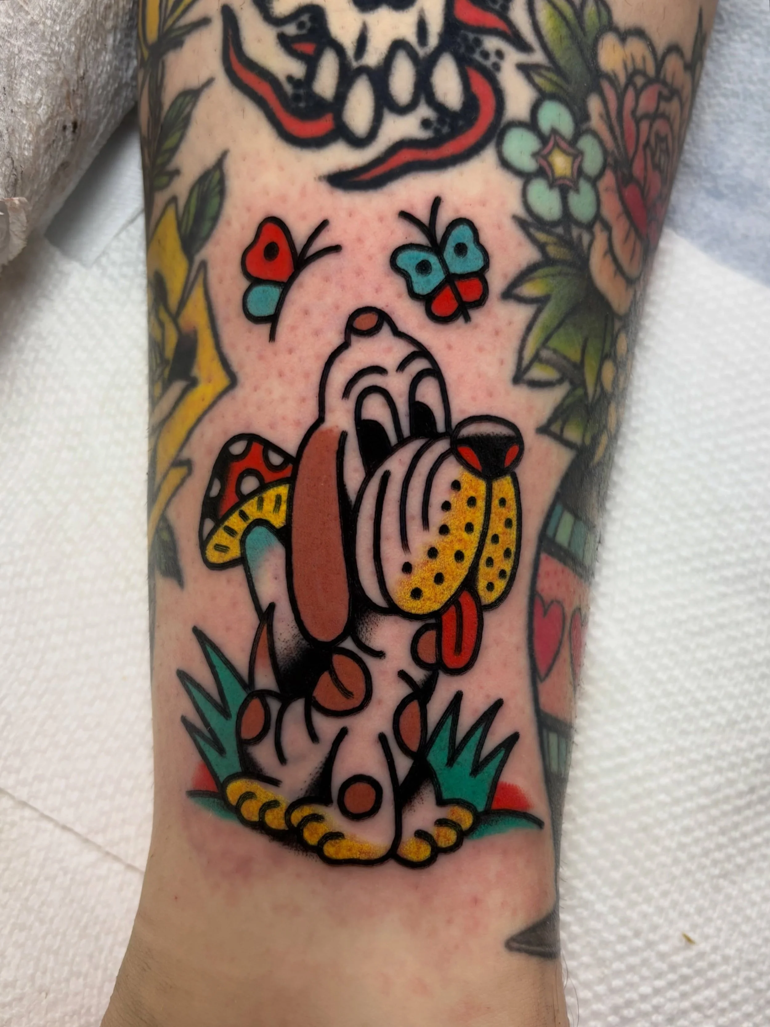 Thank you @makayla.tattoo 🫶 We&rsquo;re headed to @riversidetattooclub convention this weekend. See your asses in Knoxville 🏄🏻&zwj;♀️🏄🏻&zwj;♀️ Such a big honor to get to tattoo one of my all time favorite tattooers. 💞
@lucky.penny.tattoo 🐶 @lo