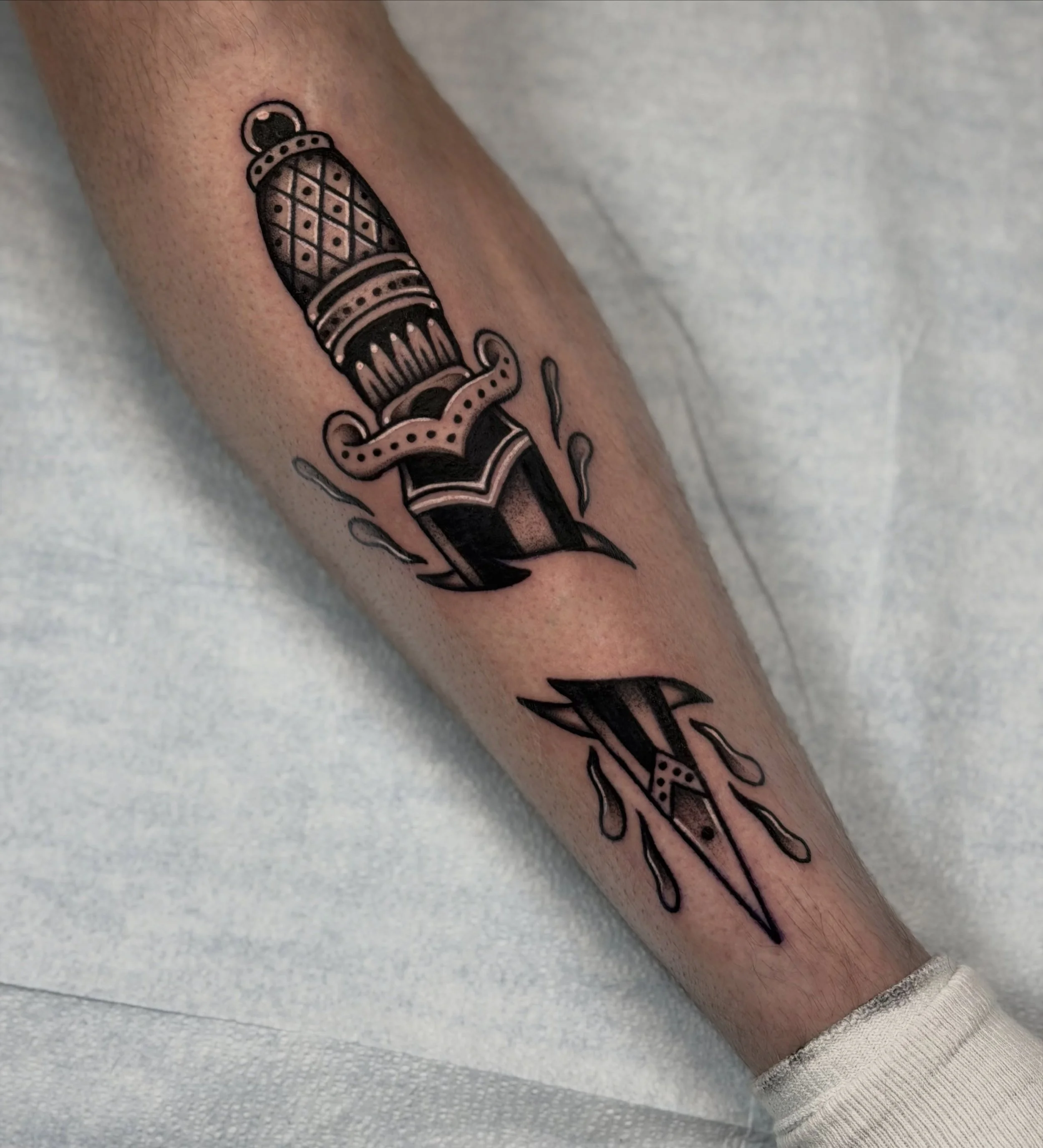 New skill unlocked, straight to my bro @lukethechef_ shin. Thanks for the trust and for the good times, bro 🔥
.
At: @good.omen.tattoo 
.
#tattoo #muaythai #traditionaltattoo #chicago