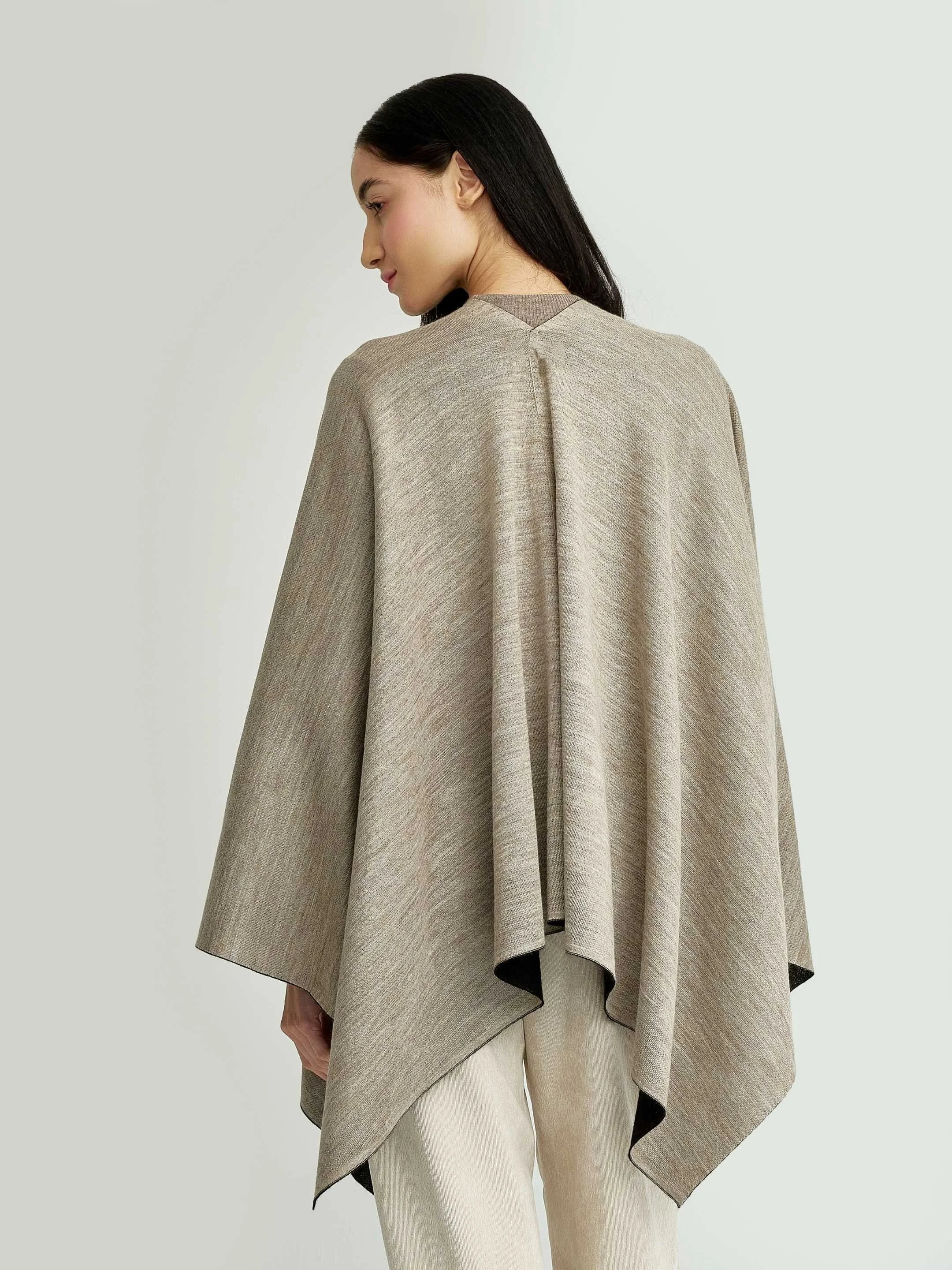Temira Poncho Baby Alpaca Color Black 3.jpg