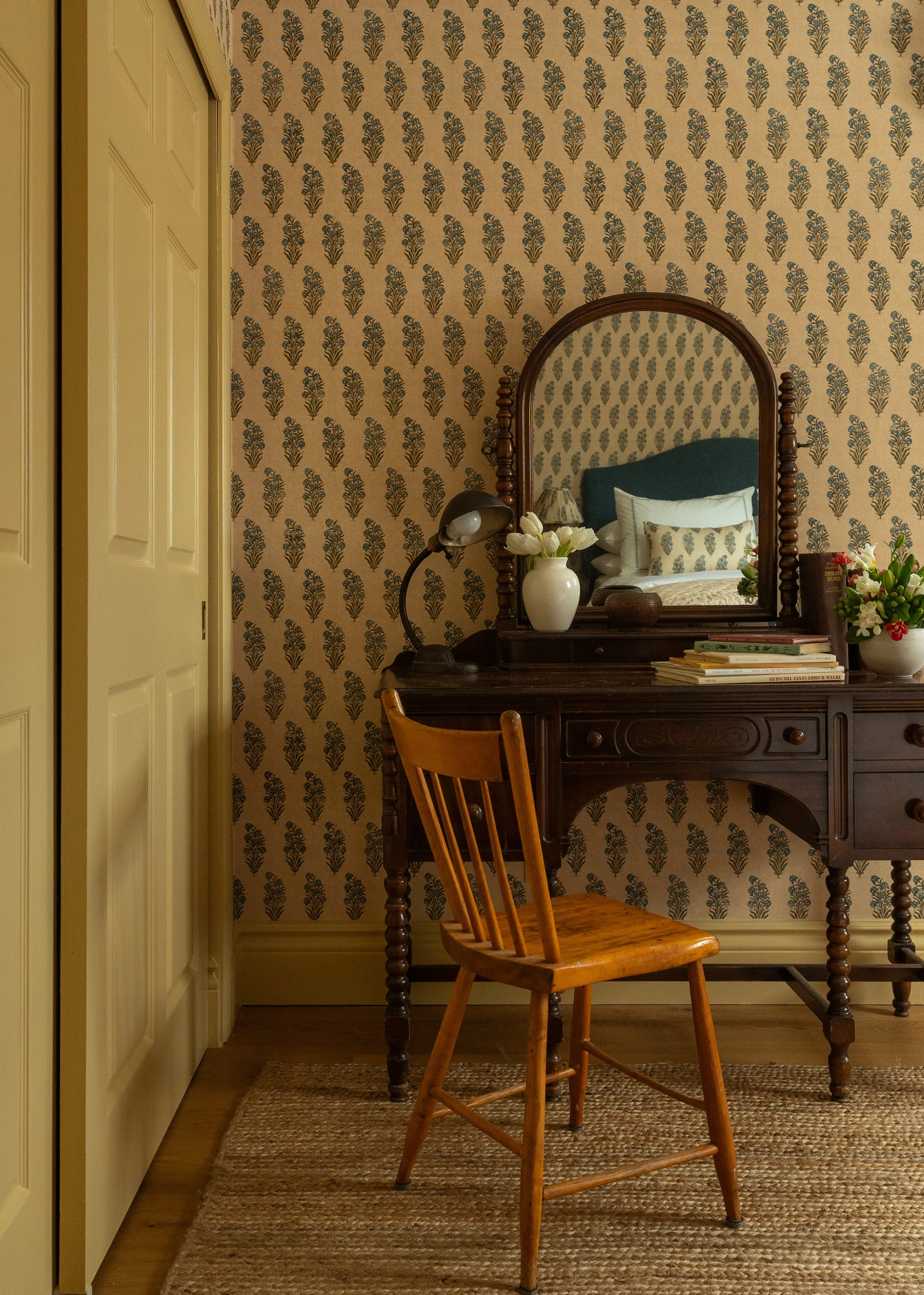 Stylish-interior-with-wall-mirror