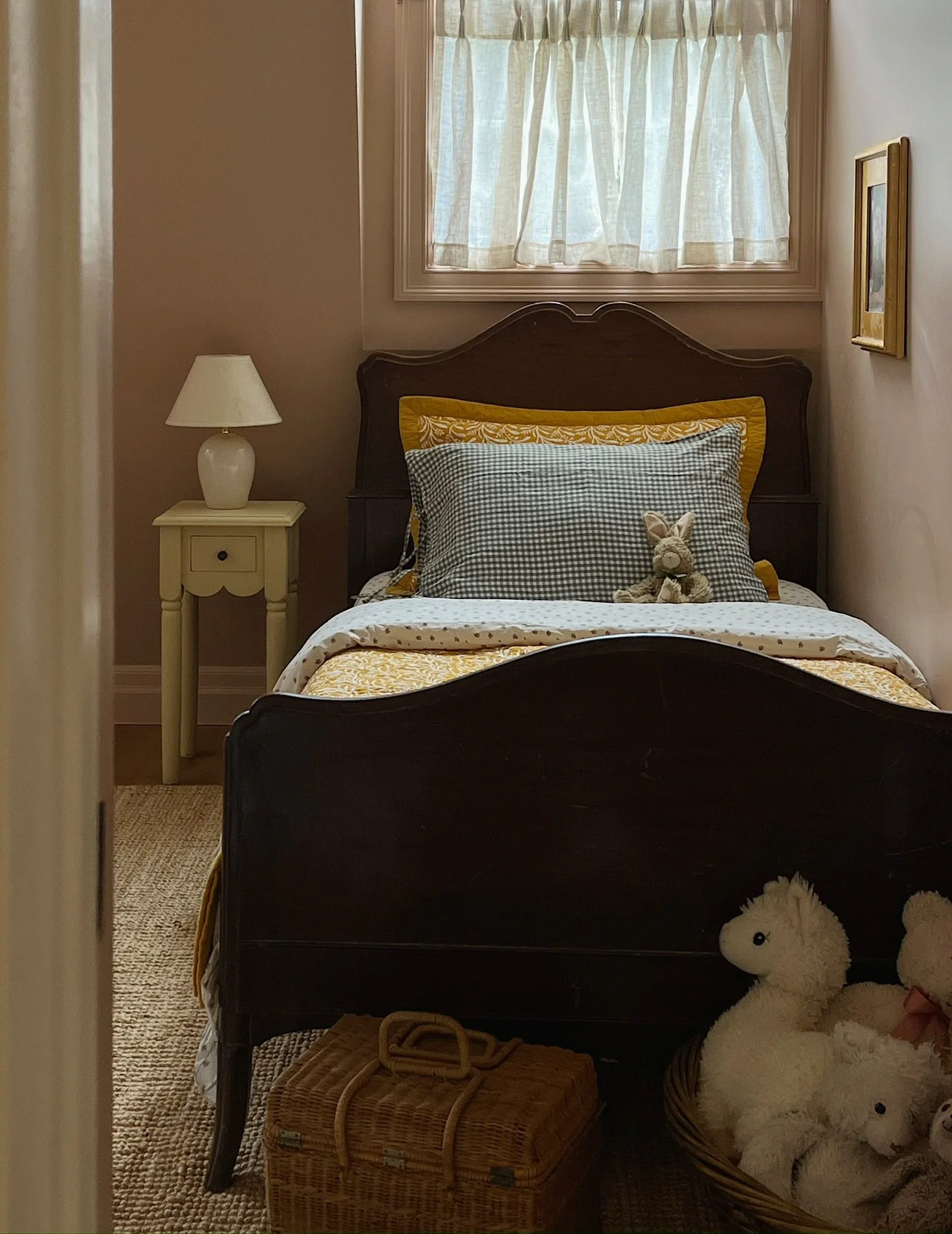 pinkbedroom1.JPG