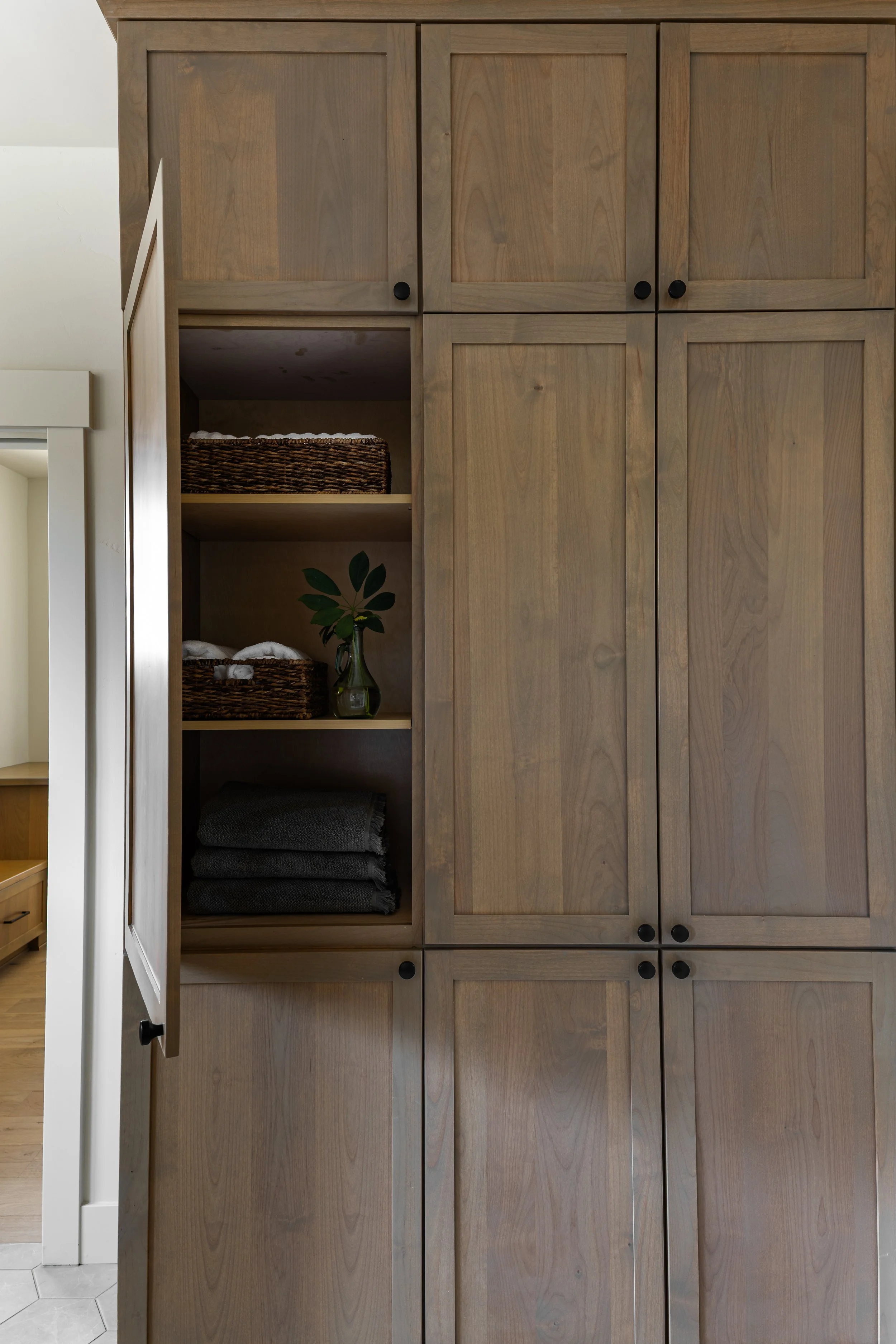 brasada-primary-bathroom-design-cabinetry-builtin-interior-design-foraged-interiors.jpg