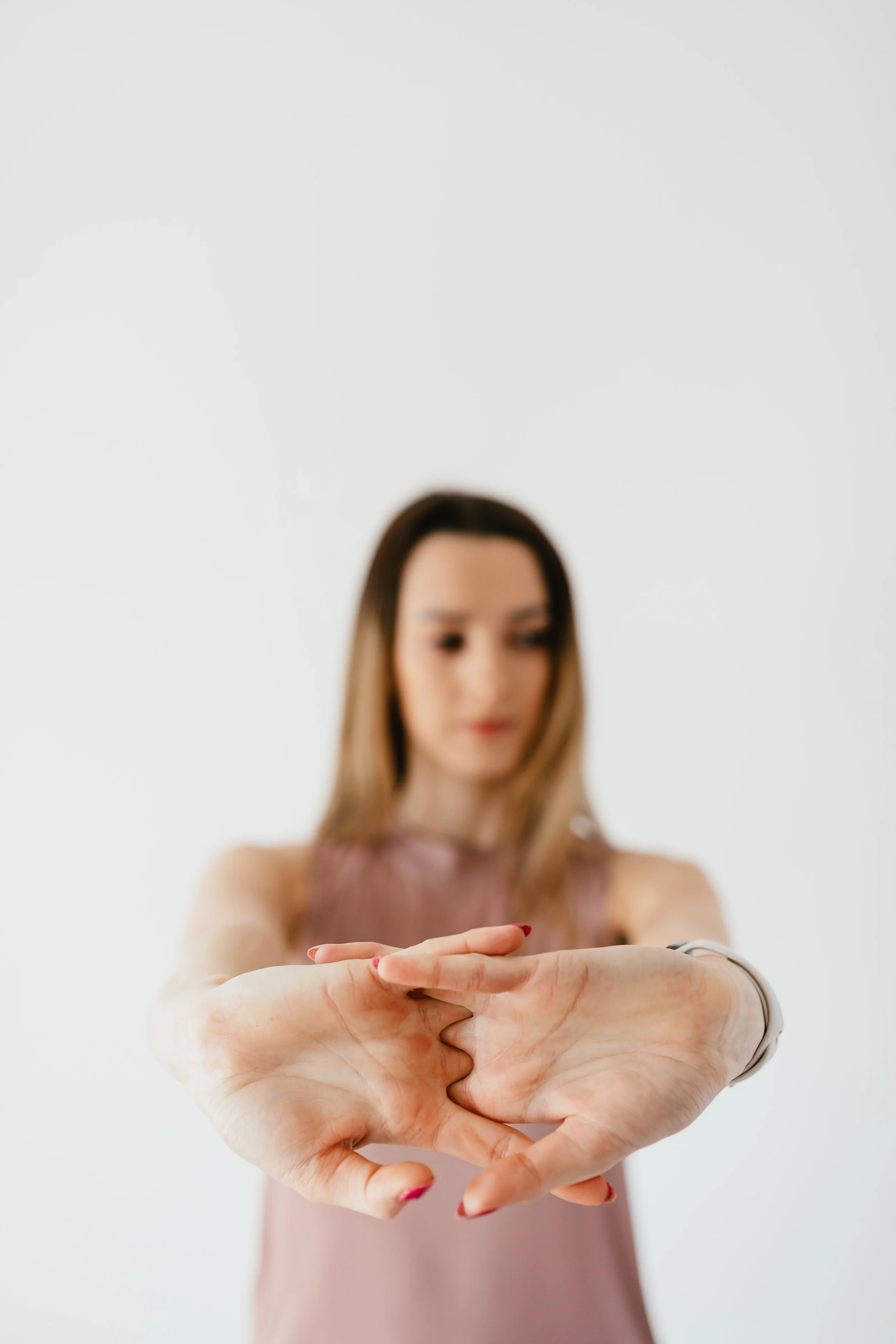 Une femme étire ses avants-bras.