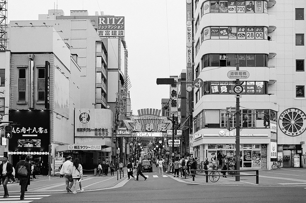 Capturing the soul of Osaka, one frame at a time! There&rsquo;s an undeniable charm to street photography, especially when it&rsquo;s in the vibrant streets of Osaka. Embracing the artistry of Ilford XP2 Super 400, each shot encapsulates the essence 