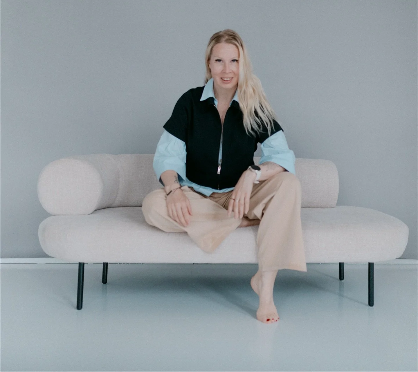 Meet your photographer
 I&rsquo;m Anna Sofia, a photographer from Northern Europe with roots in art, design, and a love for storytelling.

I grew up surrounded by creativity in my parents&rsquo; art gallery and later studied digital design and media.