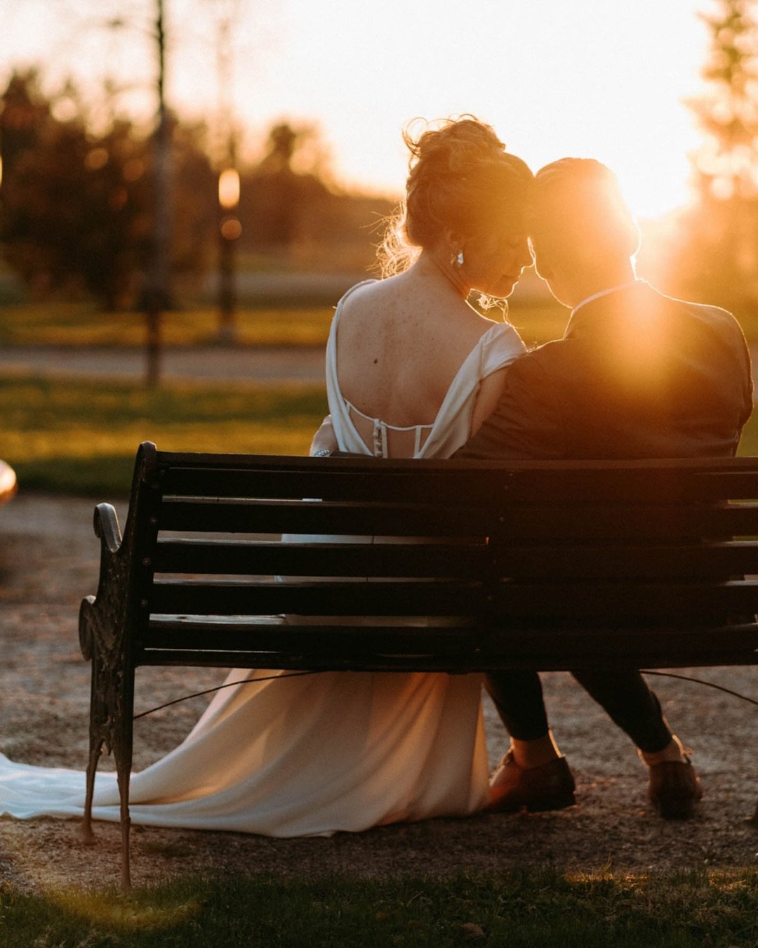 E &amp; J Wedding Memories 🖤🤍 The kind of day you never want to end &mdash; filled with warmth, laughter, and everyone they love in one place.
 Honored to have captured every moment, even the ones they didn&rsquo;t see.

Venue @hirvihaarankartano  