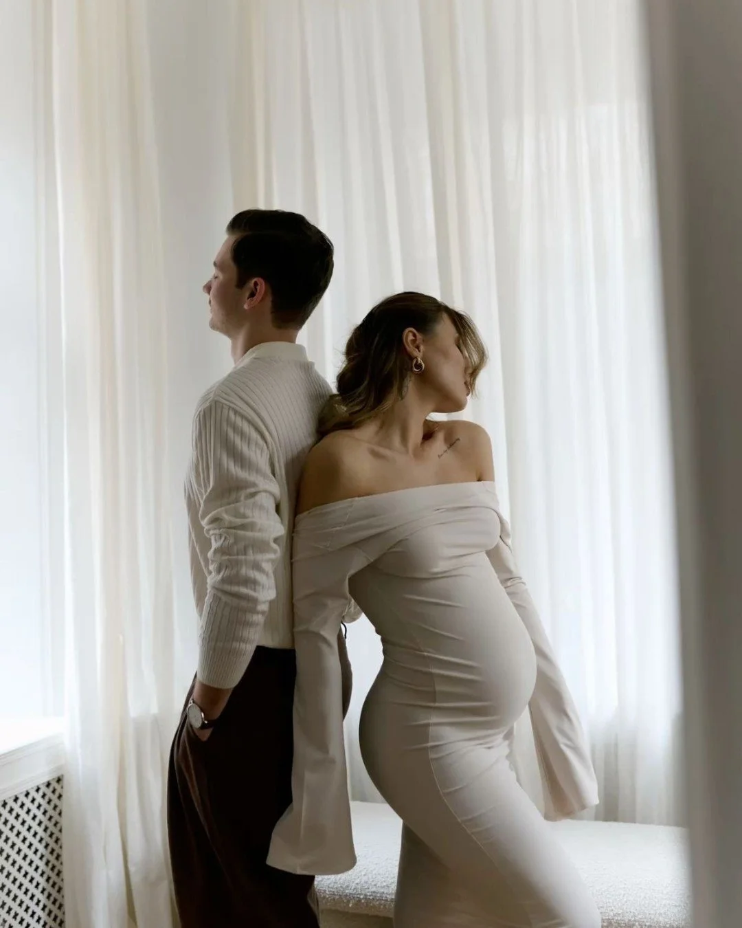 You don&rsquo;t need to feel &ldquo;ready&rdquo; to be photographed.
You just need to exist in this moment. 🤍
How far along are you? Time to book your Maternity photo-shoot?
Love to help with that 🤍