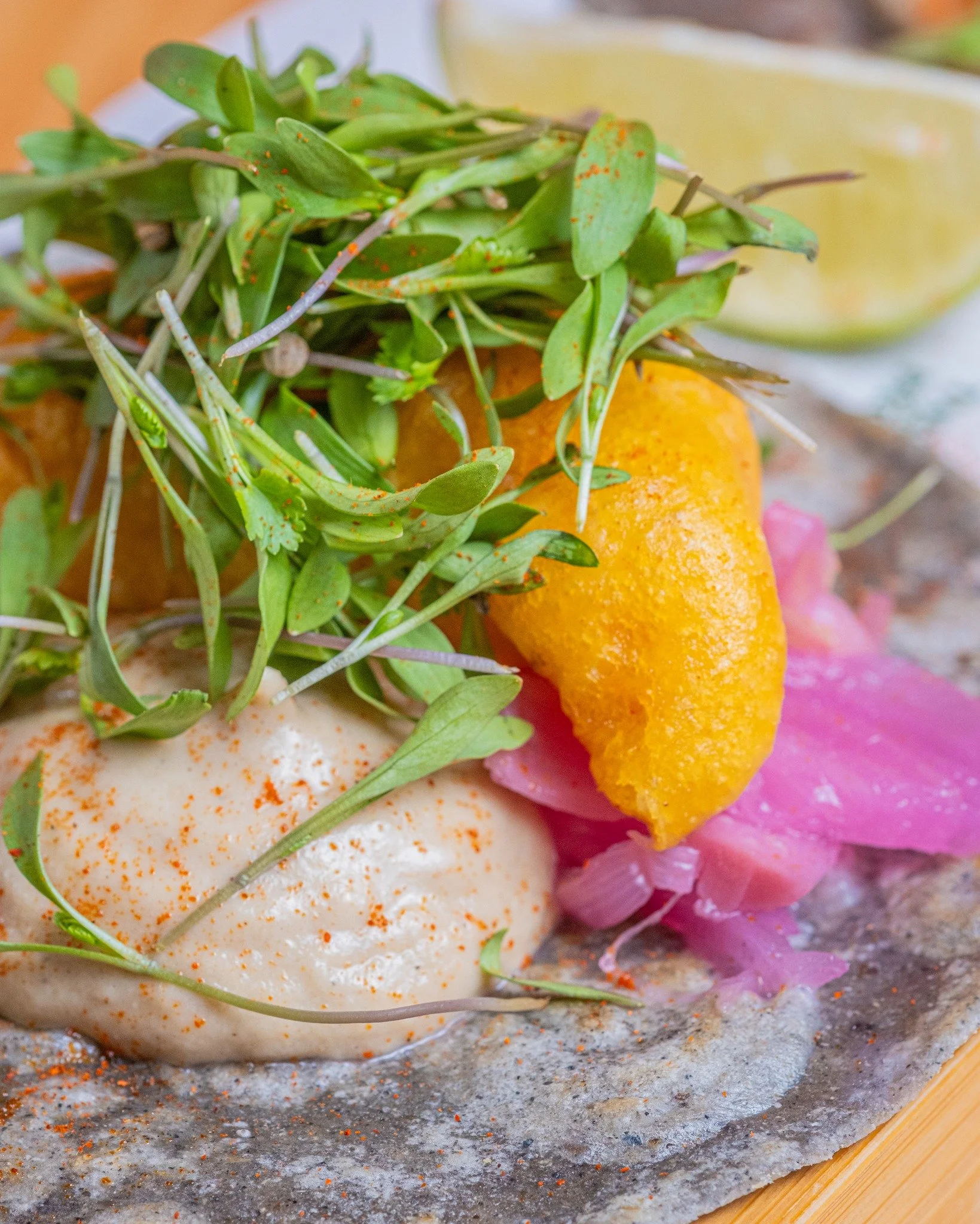 ✨ Un poco de crujiente, un toque picante y mucho sabor&hellip; 🦐🌮

🦐 Nuestros Tacos de Gamb&oacute;n Rebozado  est&aacute;n hechos para impresionar:
🍤 Gambones rebozados y fritos hasta quedar dorados, crujientes por fuera y jugosos por dentro, ac