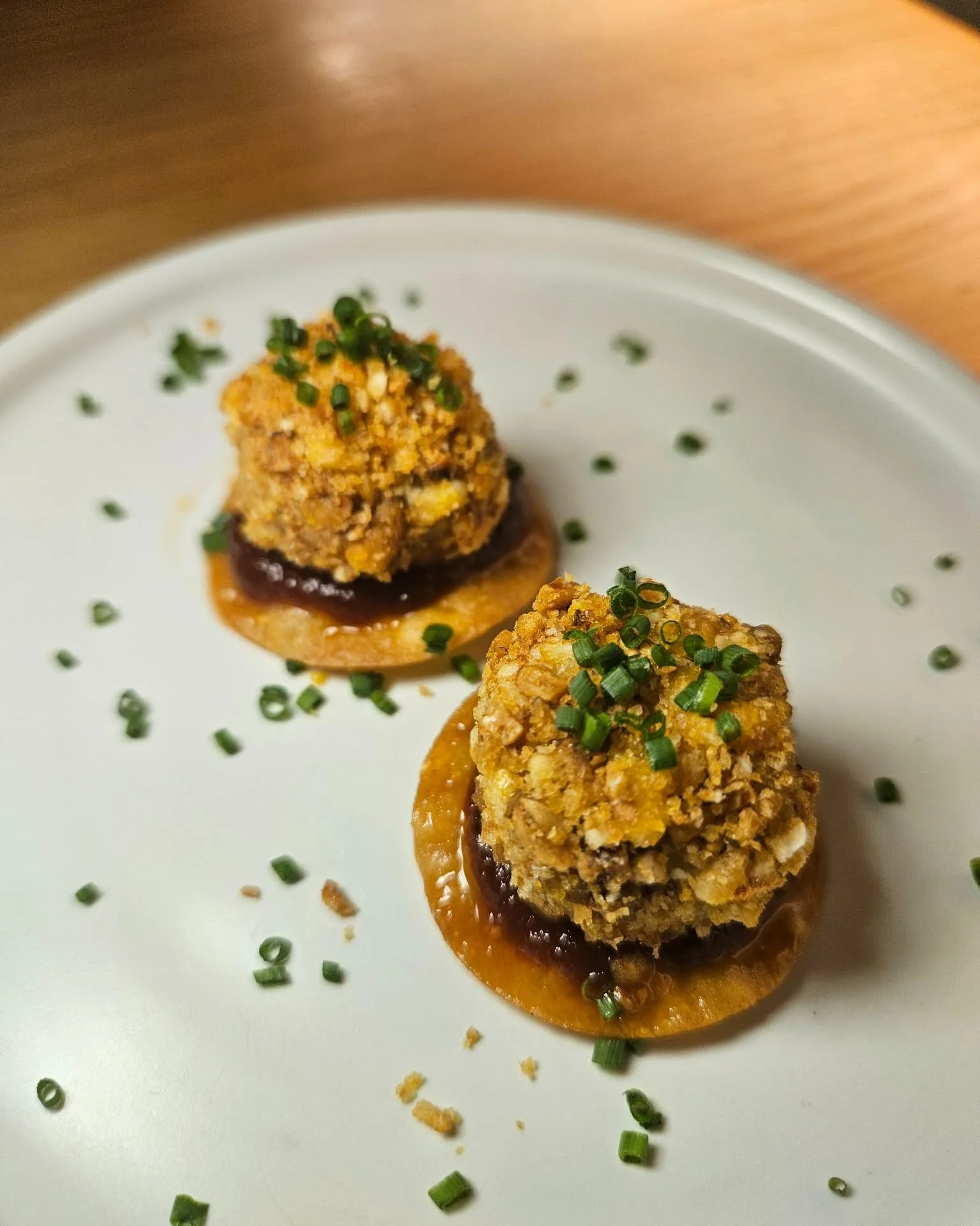 ❤️ Avance del men&uacute; de San Valent&iacute;n ❤️

💝 Esta semana, desvelamos los platos de nuestro rom&aacute;ntico men&uacute; especial de San Valent&iacute;n...

🥂 Primer aperitivo:
Bonbon de foie gras con ma&iacute;z crujiente y salsa de miel 