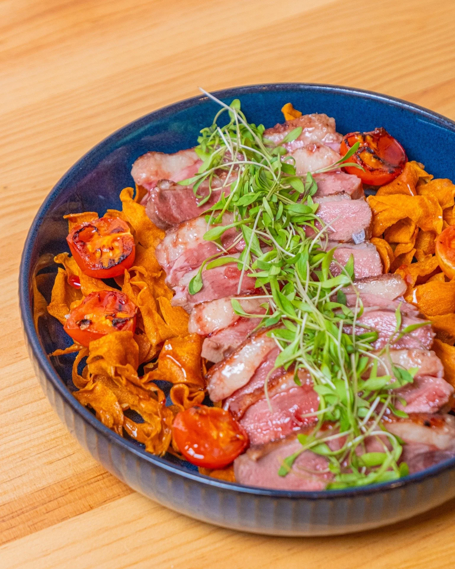 ❤️ Avance del men&uacute; de San Valent&iacute;n: plato principal ❤️

El coraz&oacute;n de la velada... ✨

🦆 Magret de pato a baja temperatura con crema de boniato 🍠

La cocci&oacute;n a baja temperatura permite que el pato quede tierno, jugoso y c