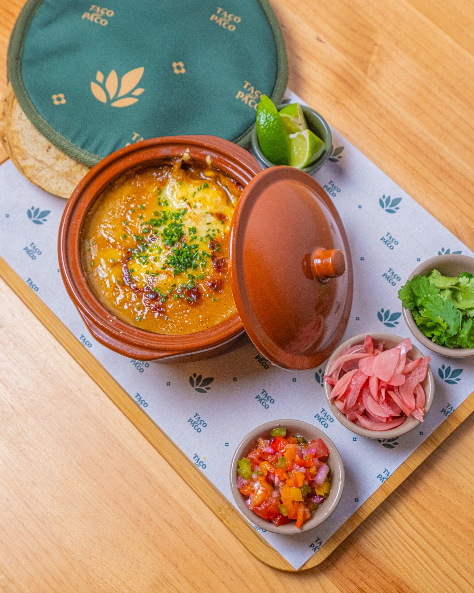 El fin de semana ya est&aacute; aqu&iacute;. 🔥
Si tu familia o amigos buscan una cena acogedora con sabores intensos y comida para compartir... acabas de encontrarla 🌮✨

Lo m&aacute;s destacado de esta noche:

🥘  TERNERA ESTILO BIRRIA

🥩 Estofado