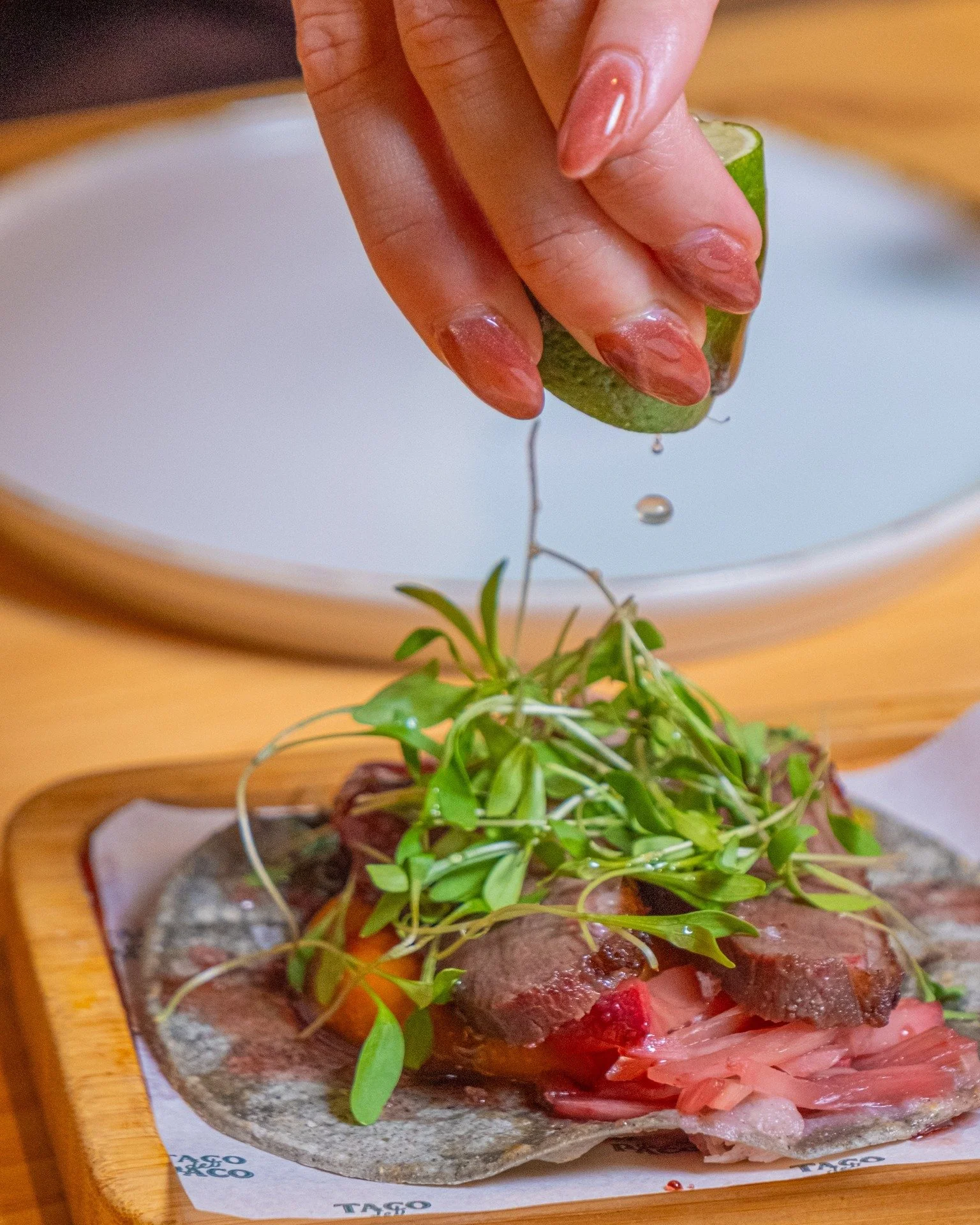 🍋&zwj;🟩 &iquest;Eres de los que le pone un toque de lima a sus tacos o eres un purista?

🔥 En Taco del Paco, creemos que ese chorrito de lima fresca puede ser el toque final perfecto.

🌮 En la foto: Nuestros Tacos de Magret de Pato.

🥩 Magret de