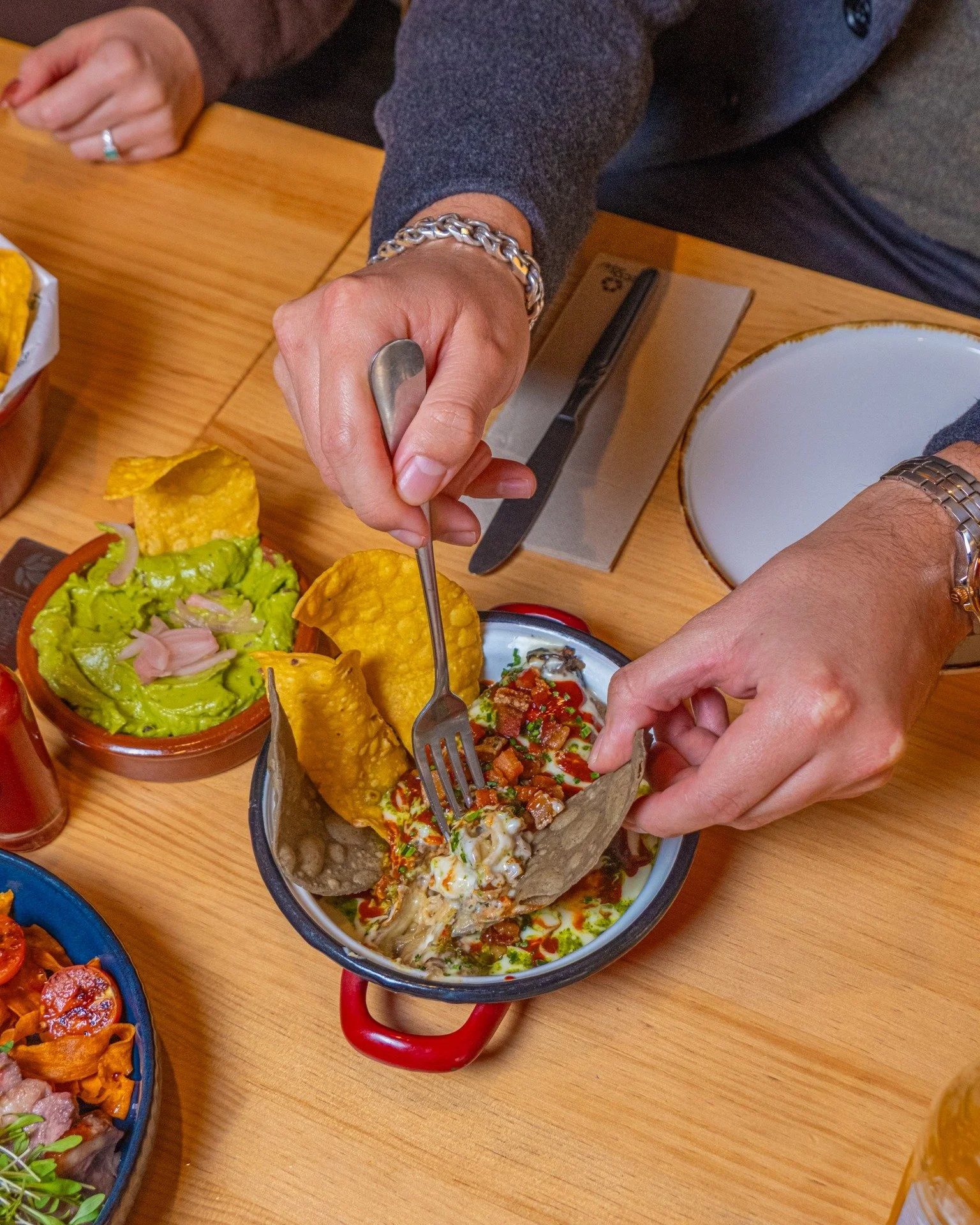 Recordatorio de mitad de semana: la vida es mejor cuando compartes la mesa 💛🌮

La buena comida sabe a m&aacute;s cuando va acompa&ntilde;ada de risas, historias y ese &laquo;solo un bocado m&aacute;s&raquo; 😉🌮🌮

Etiqueta a tus amigos: esos con l