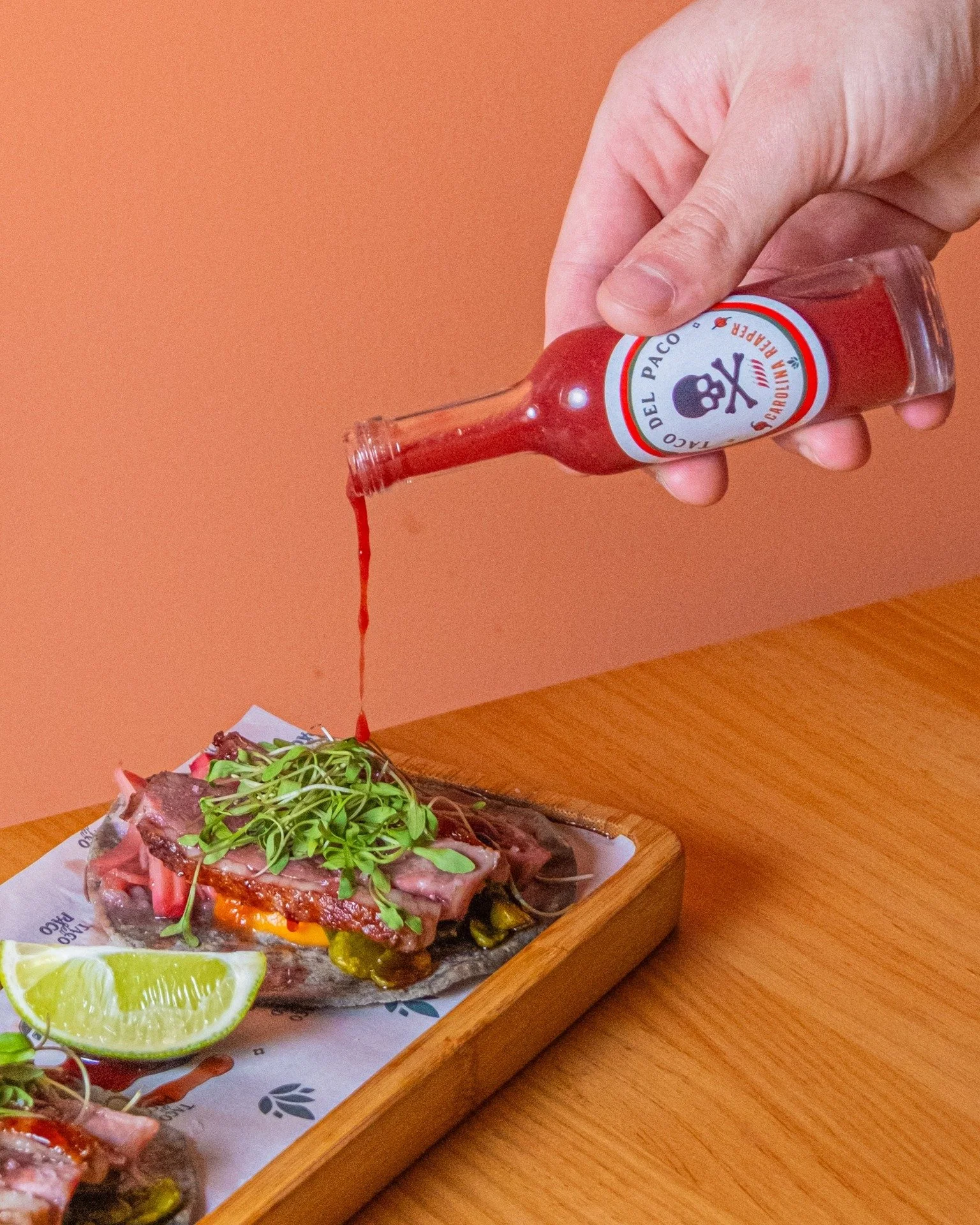 🌶️ &iquest;Sab&iacute;as que&hellip;?

En Taco del Paco preparamos una nueva salsa picante casera cada semana 🔥
El acompa&ntilde;amiento perfecto para nuestros tacos 🌮

Un toque de lima 🍋 o un poco de nuestra salsa realza los sabores y a&ntilde;a