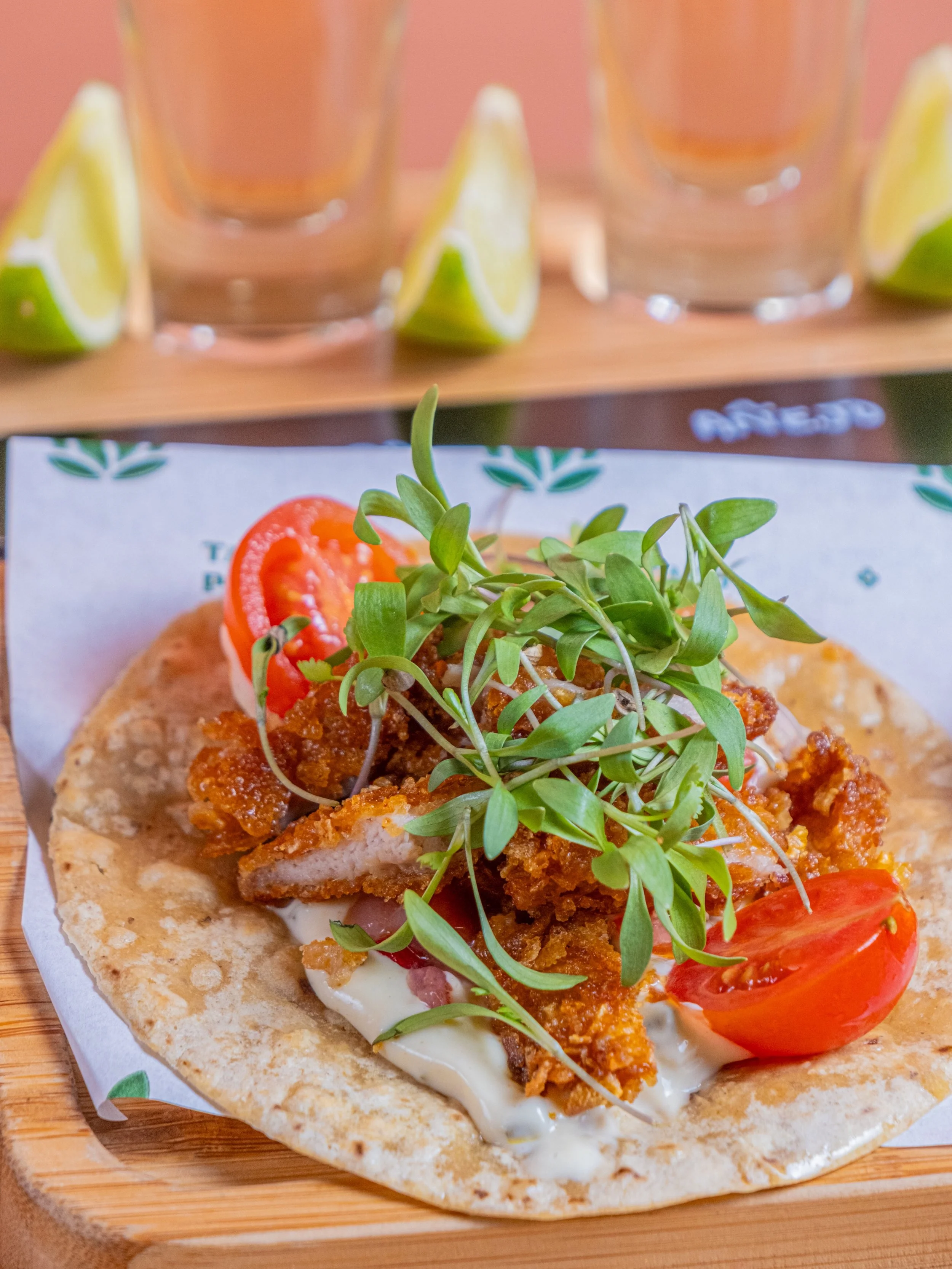 Te encanta el pollo frito 🍗
Te encantan los tacos 🌮

Os escuchamos&hellip; as&iacute; que creamos los Tacos de Pollo Frito 💫
Pues..&iquest;para qu&eacute; elegir cuando puedes tener las dos cosas? 😏🔥

🍗 En la foto:  Taco de Pollo Frito

Pollo c