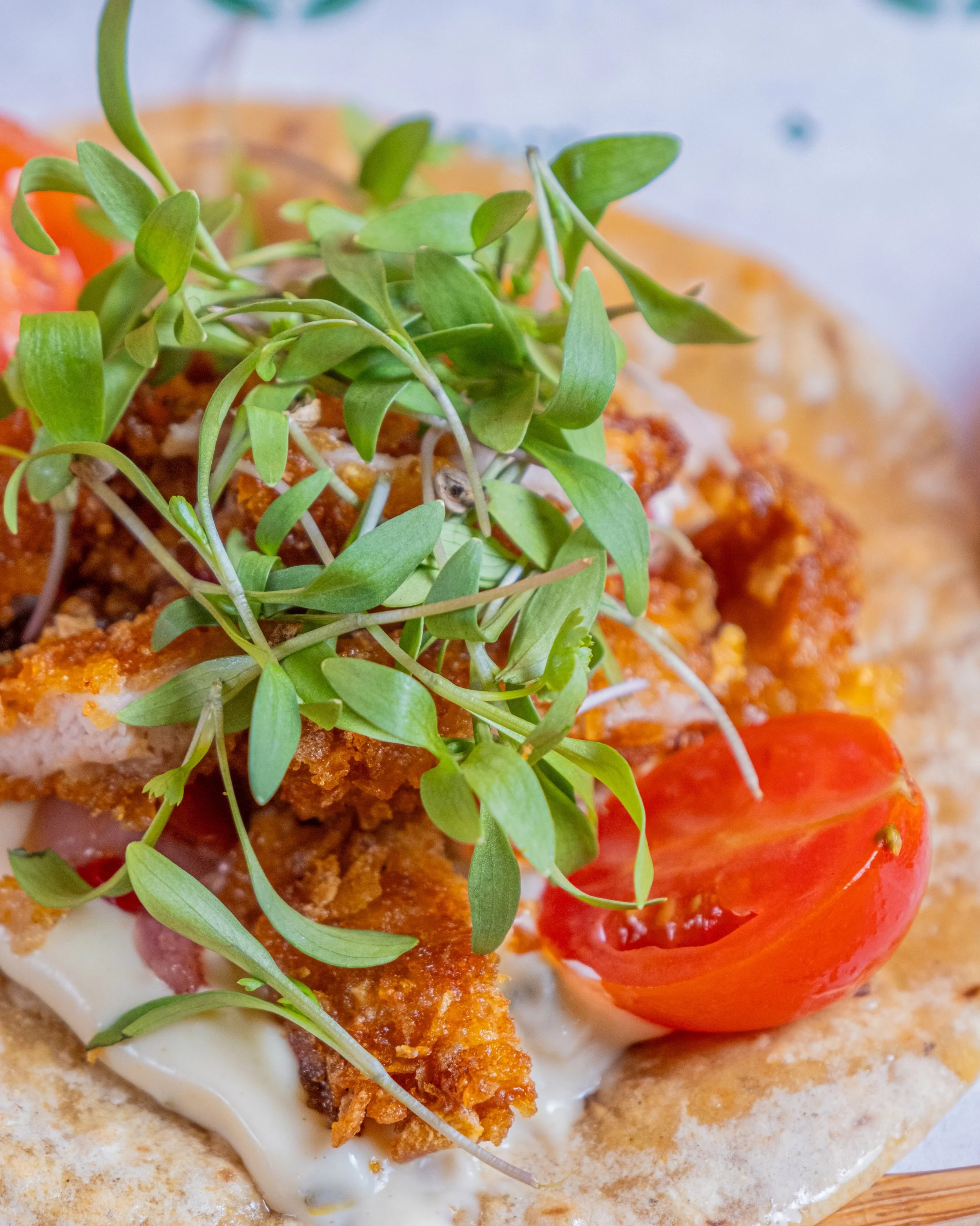 Seguro que nunca has probado un pollo frito como este&hellip; 👀🔥
Pero ten cuidado: puede que te enamores desde el primer bocado 😉🌮

🍗 En la foto:  Tacos de Pollo Frito
Pollo crujiente rebozado en copos de maiz, salsa de miel casera, pico de gall