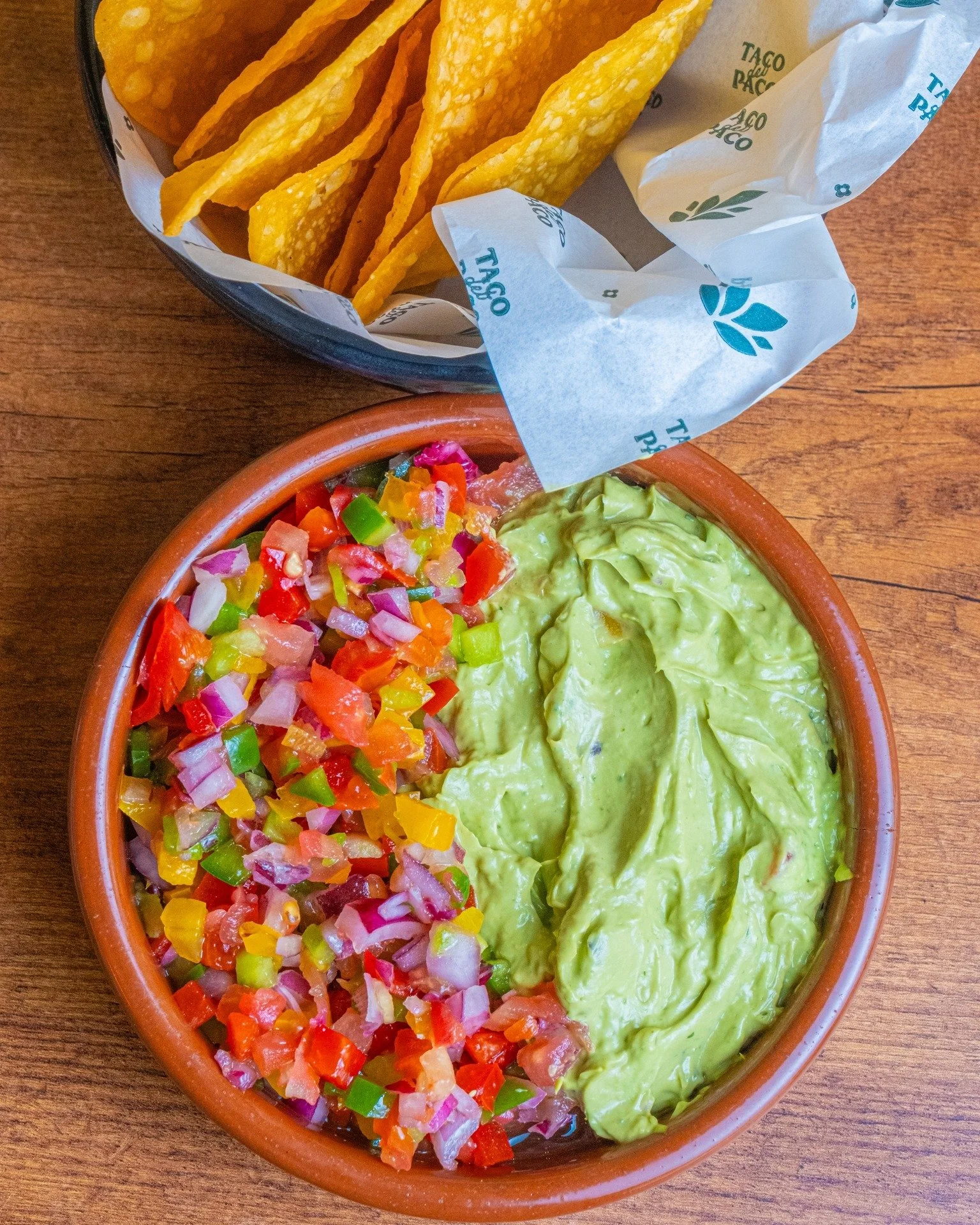 🥑 El primero de nuestro Men&uacute; Degustaci&oacute;n: Guacamole &amp; Pico de Gallo ✨

Una generosa porci&oacute;n de nuestro cremoso guacamole casero, acompa&ntilde;ado de fresco pico de gallo y crujientes totopos para dipear 😋

Simple, fresco, 