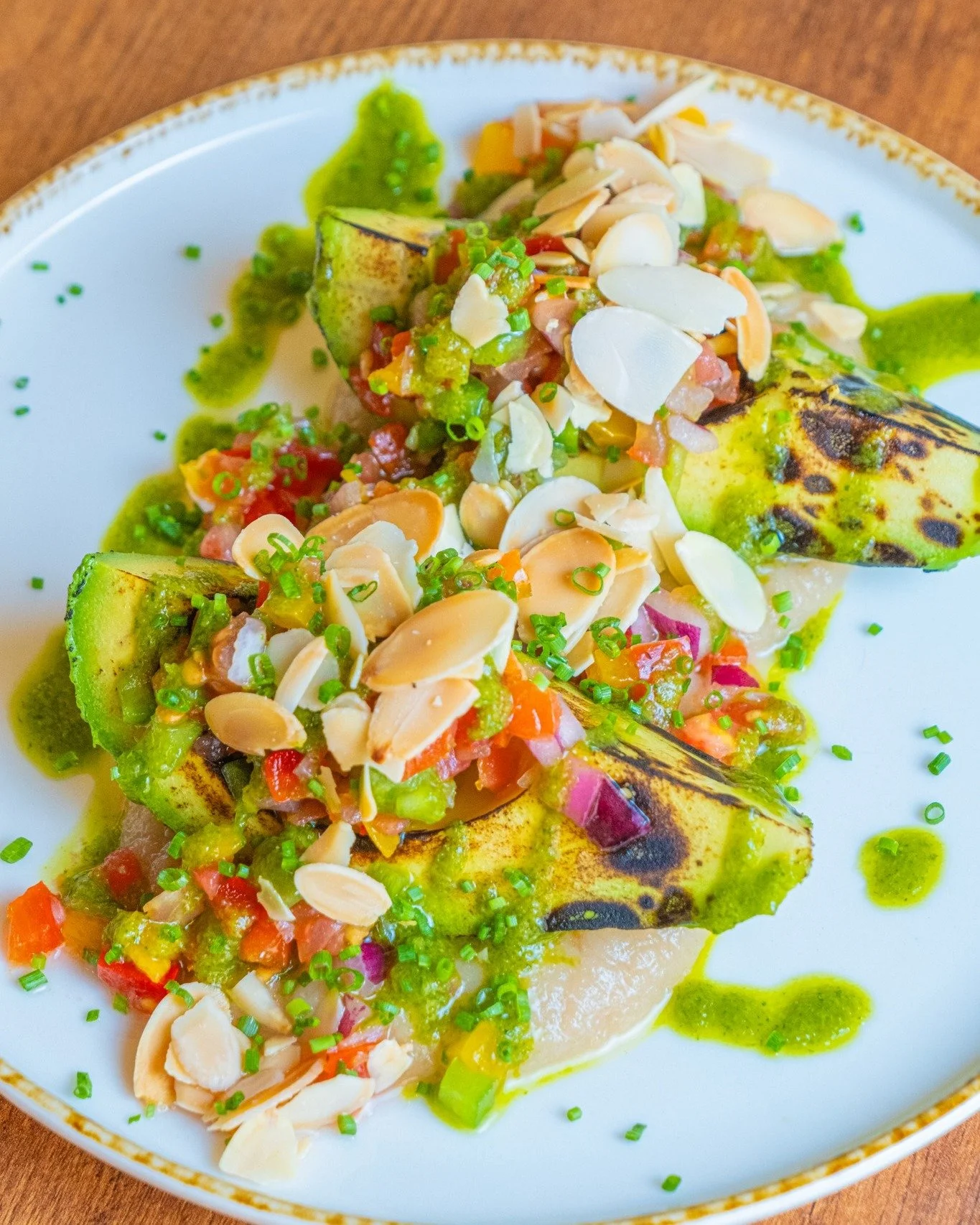 🥑 Dos palabras: Aguacate Asado ✨

Este plato es pura armon&iacute;a: una combinaci&oacute;n de sabores y texturas que funciona a la perfecci&oacute;n 😍

Aguacate asado al horno acompa&ntilde;ado de salsa de cebolla caramelizada, fresco pico de gall
