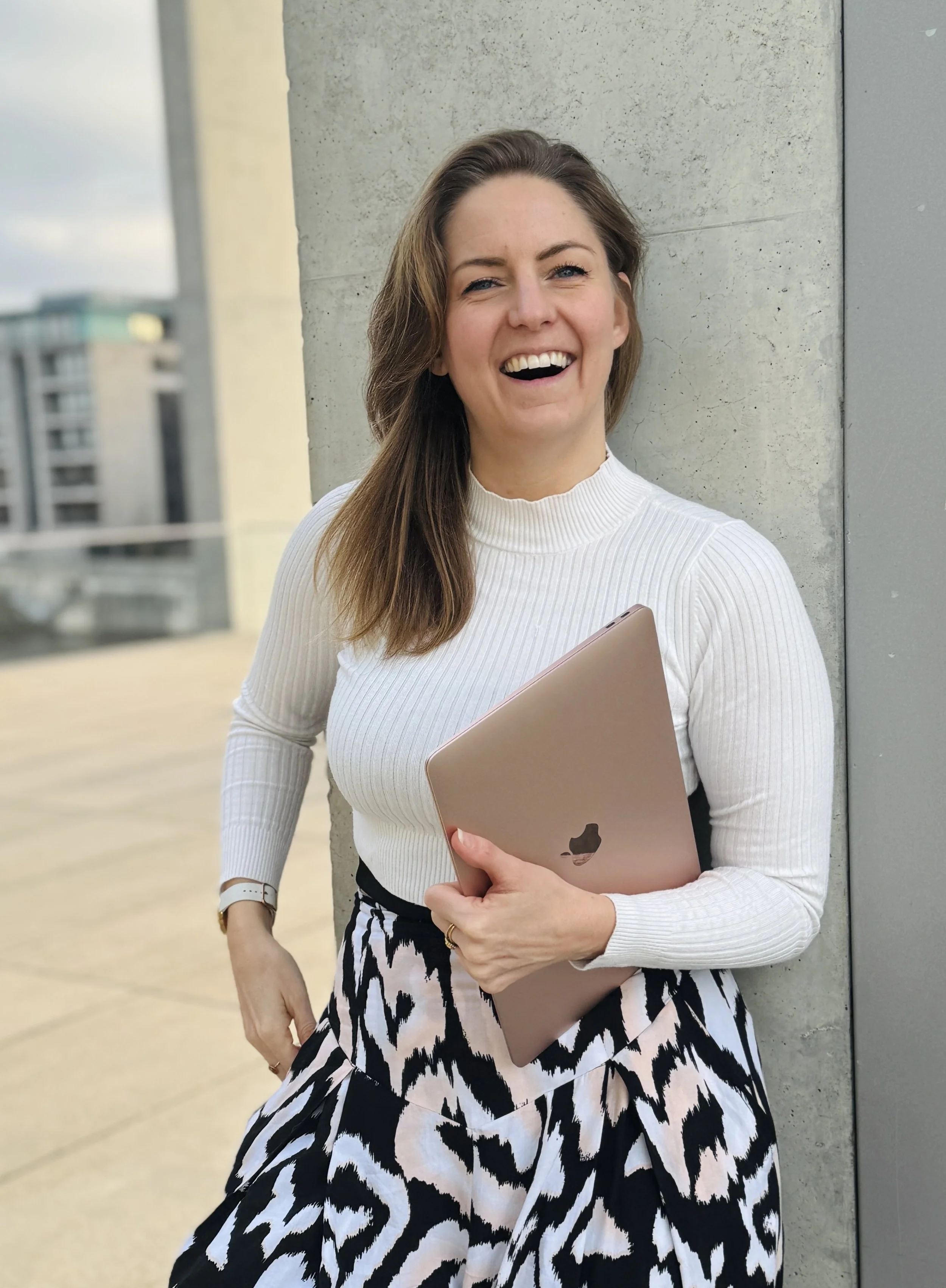 Porträt von Sarah Schadow, Business Coach für Coaches mit Fokus auf intuitives Online Business und nachhaltiges Wachstum.