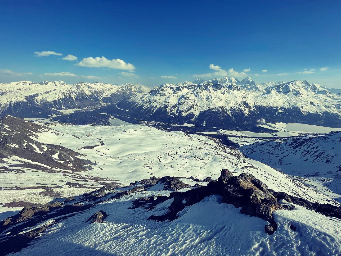 Att k&ouml;ra konferens i Schweiz rekommenderas, t&aring;g ner och hem och en massa tid med kollegorna. Det binder samman oss som aldrig f&ouml;rr! Mera! #qboxconference #stmoritz #skidor #h&auml;ng