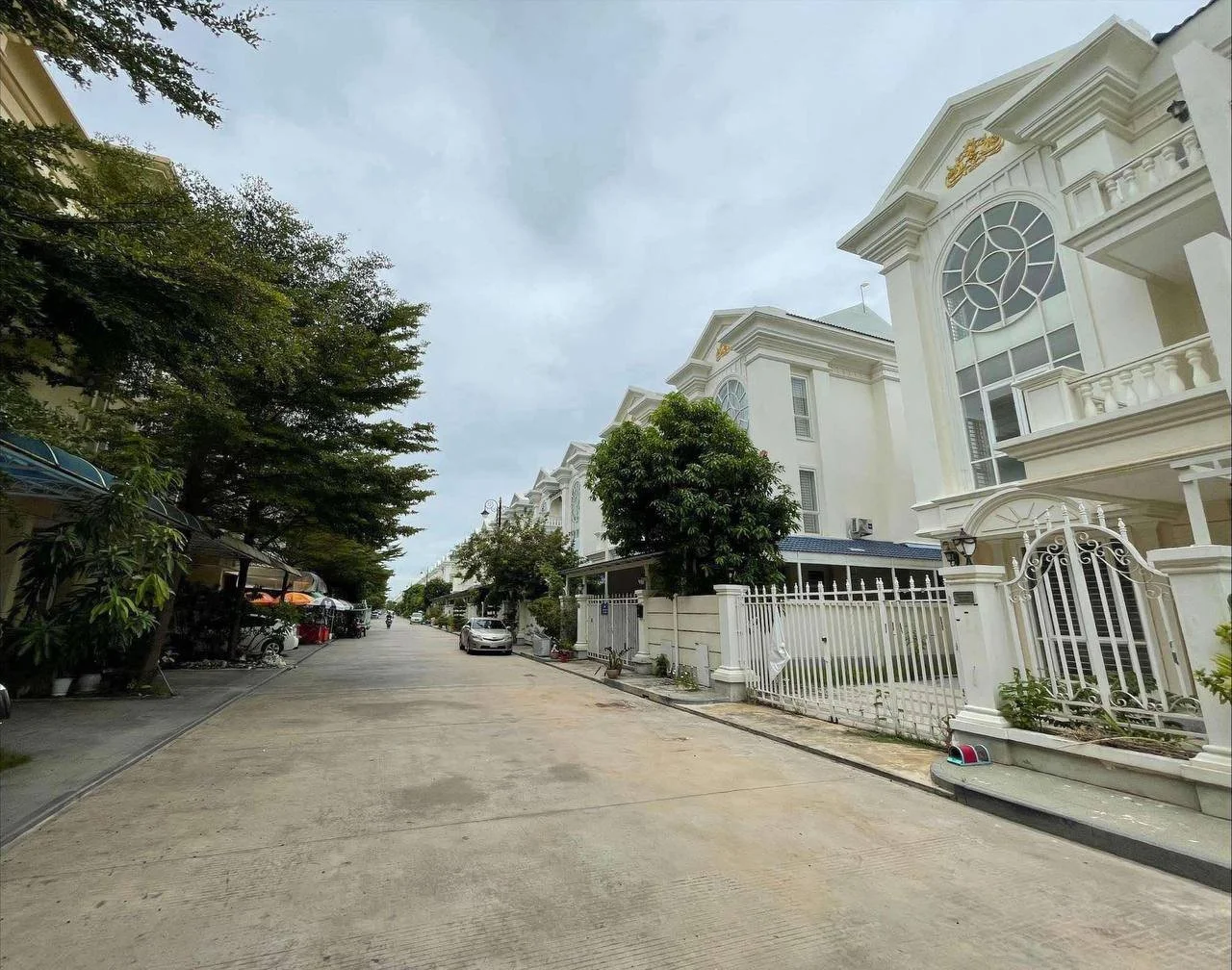 Twin Villa Urgent Sale in Chroy ChangVa, Phnom Penh