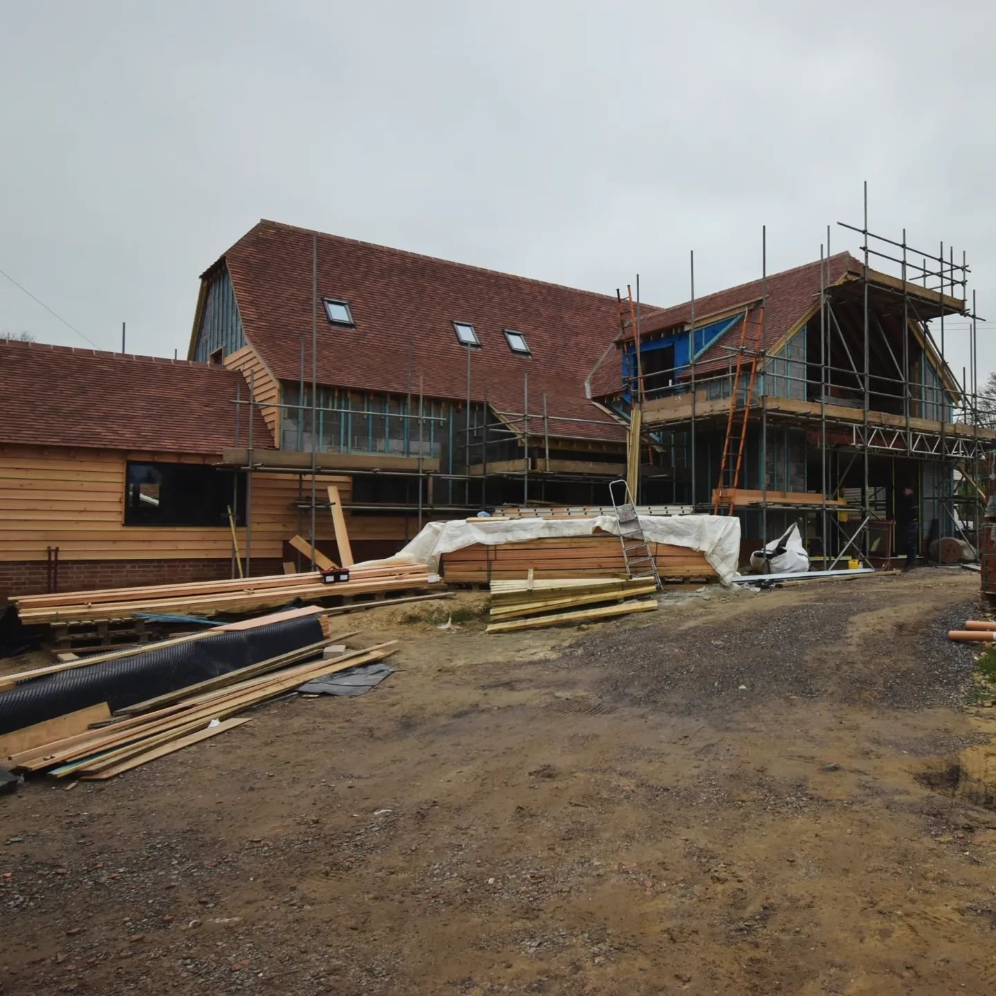 Blaxwell barns progression on site. Swipe to see what the barn looked like before the work commenced. This once derelict heritage asset was about to fall down before the client approached us to turn it into their residential dwelling. It's now going 