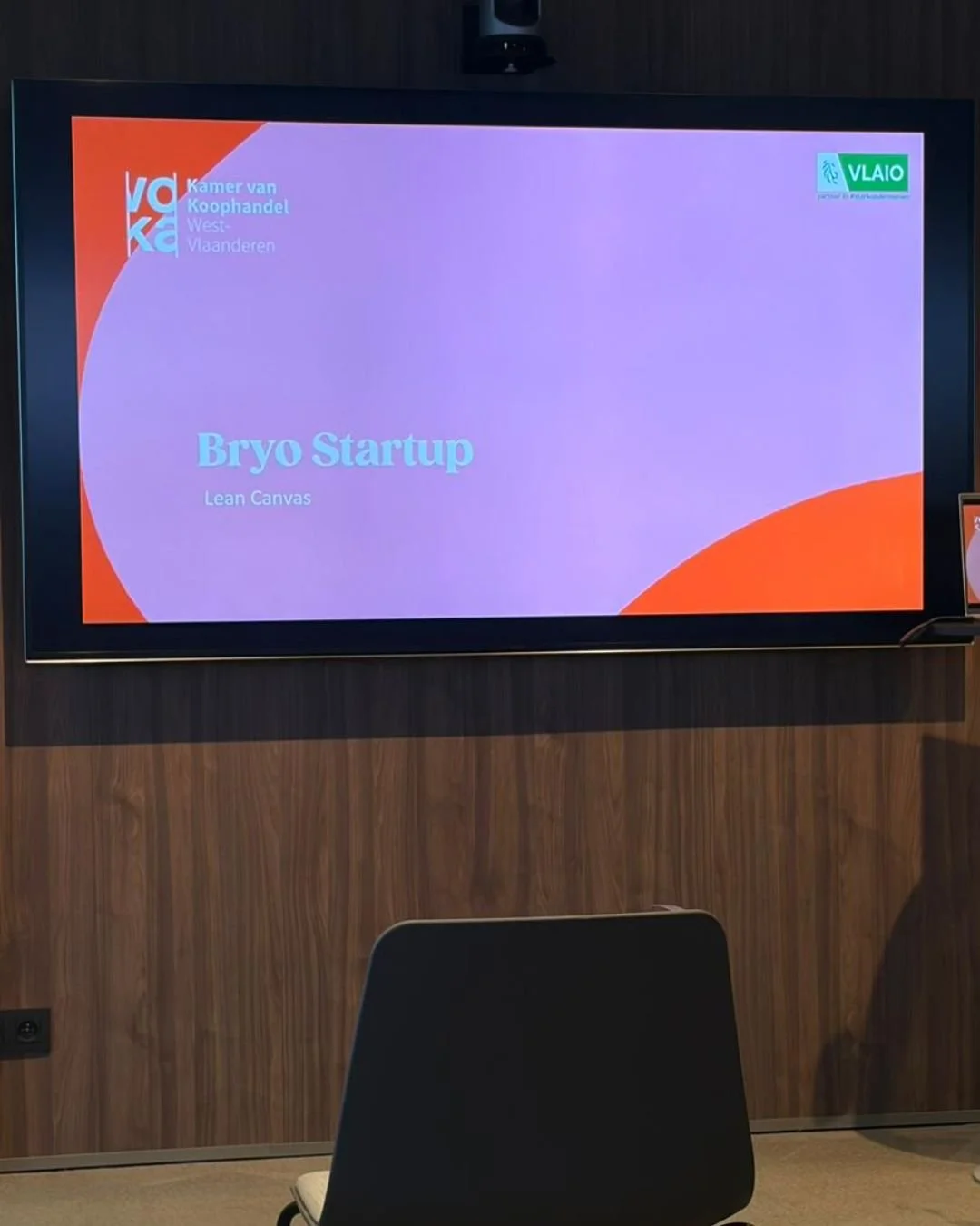November was zo&rsquo;n maand waarin alles samenkwam. Ondernemen, leren, verbinden &eacute;n&hellip; Zweedse balletjes eten. Balance, right? 😌

1. Tijdens het Bryo StartUp traject van @vokavzw werkte ik verder aan de basis van mijn onderneming, met 