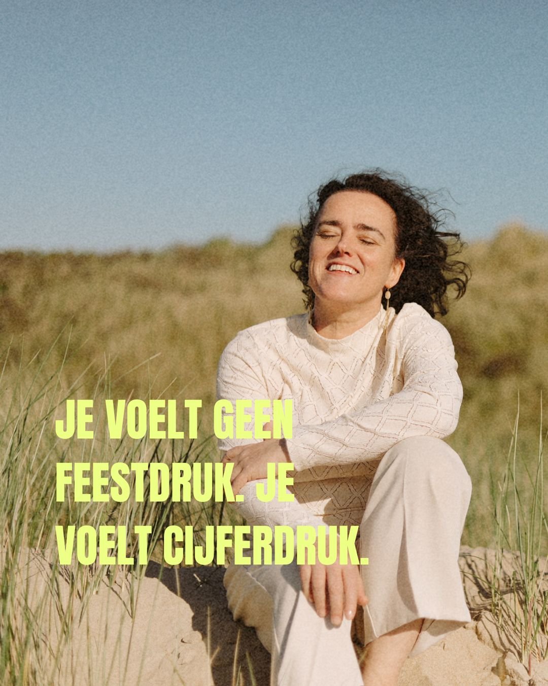 Je voelt geen feestdruk.
Je voelt cijferdruk.

Nog snel facturen afwerken,
btw voorbereiden,
prijzen herbekijken&hellip;
Herkenbaar?

Het is niet dat je eindejaar te vol zit.
Het is dat je hoofd dat doet,
omdat je niet helemaal weet waar je staat.

E