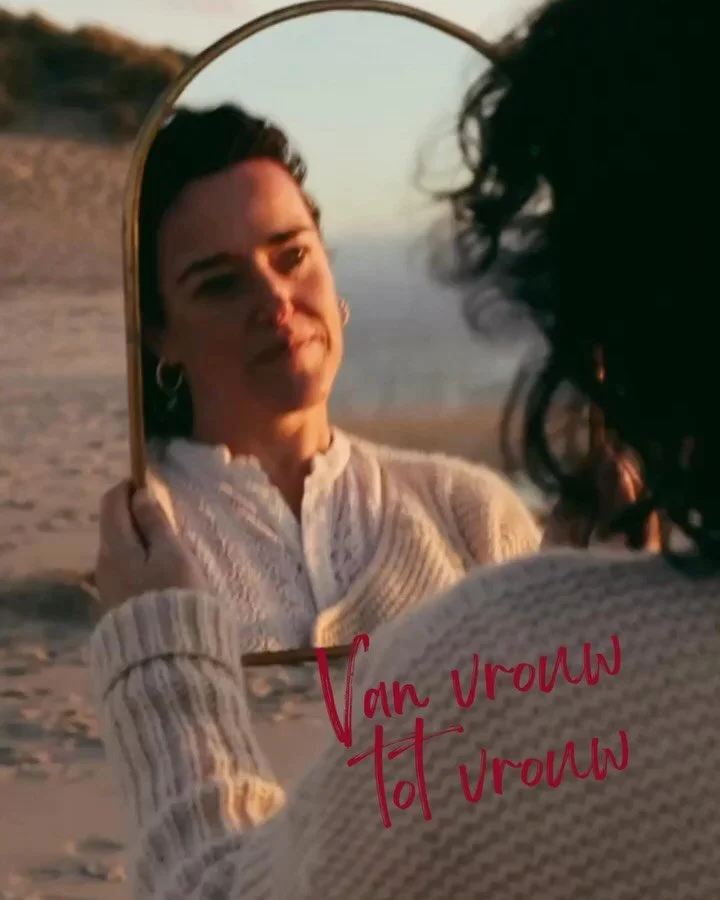 Van vrouw tot vrouw.

Deze is voor de vrouwelijke ondernemer in al haar lagen.

De vrouw die bouwt en draagt.

Die beslist en voelt.

Die blijft gaan en tegelijk zoveel meeneemt dat niet altijd zichtbaar is.

Je mag veel willen.

Je mag zacht zijn en