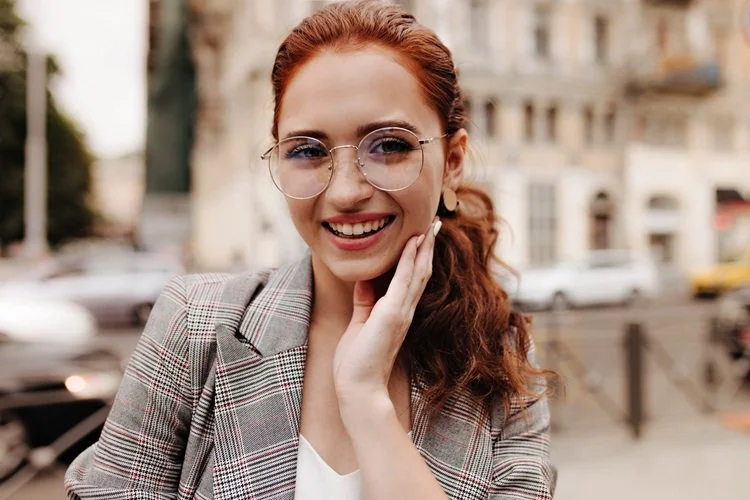 Jonge vrouw met rode haren en trendy bril.jpg