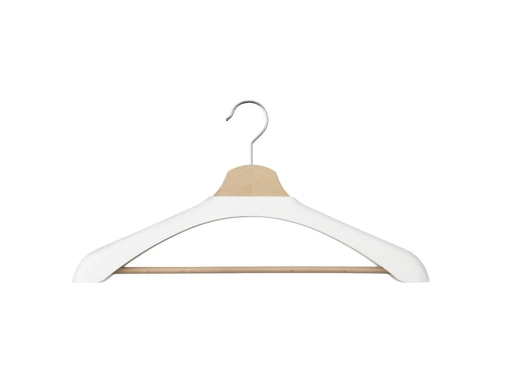 Witte schouderverbreder op houtkleurige kledinghanger