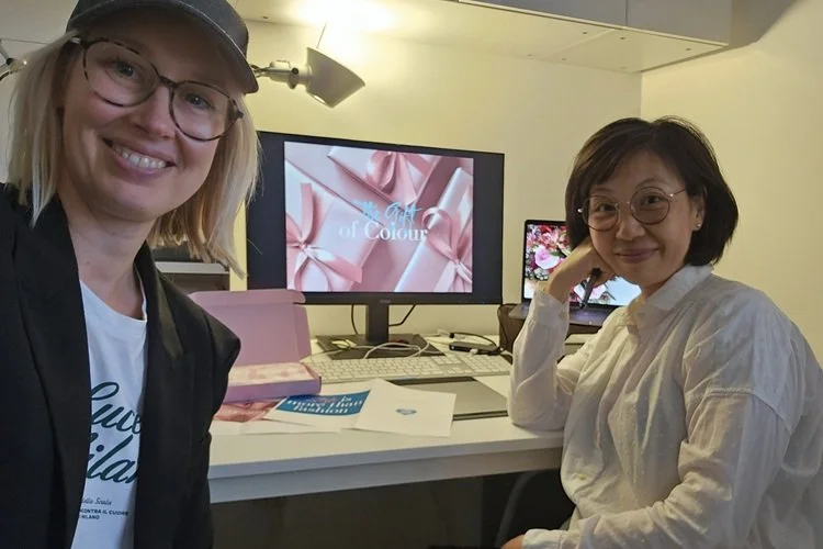 Judith en Ching Chen aan het werk aan de cadeaubonnen