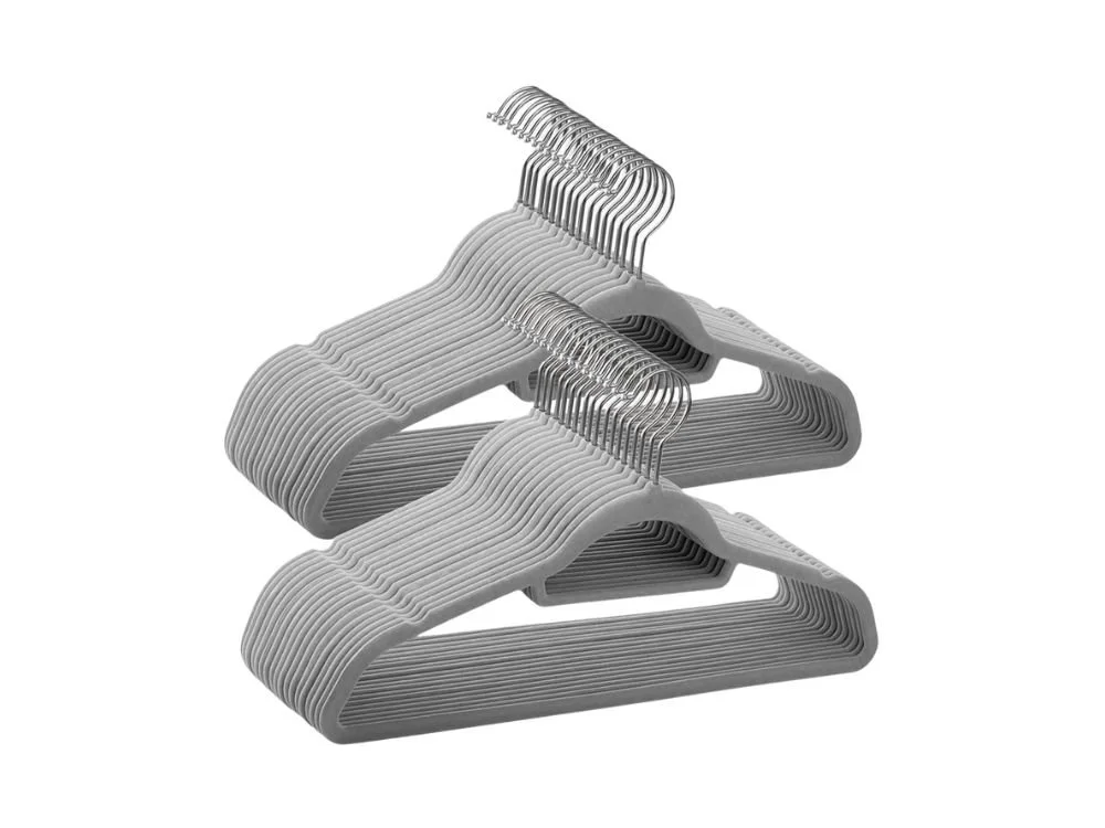 Smalle kledinghangers bekleed met grijs fluweel