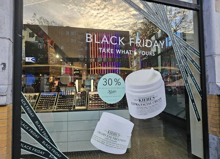 Etalage van parfumerie Douglas met Black Friday reclame
