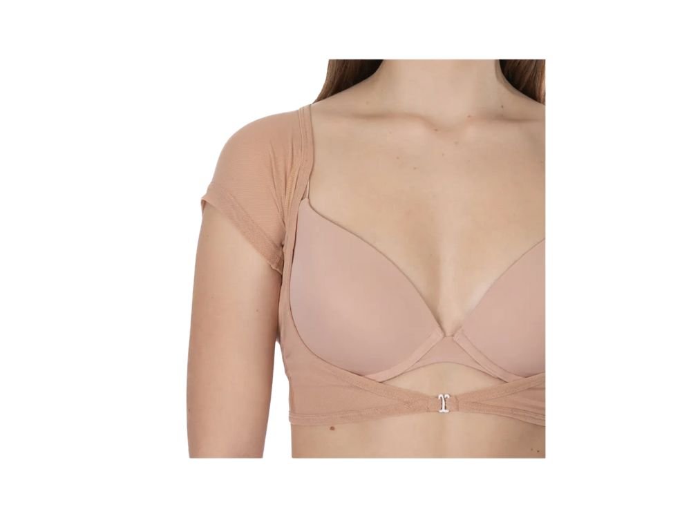 Torso van jongedame die een huidkleurige bh en een zweettopje draagt