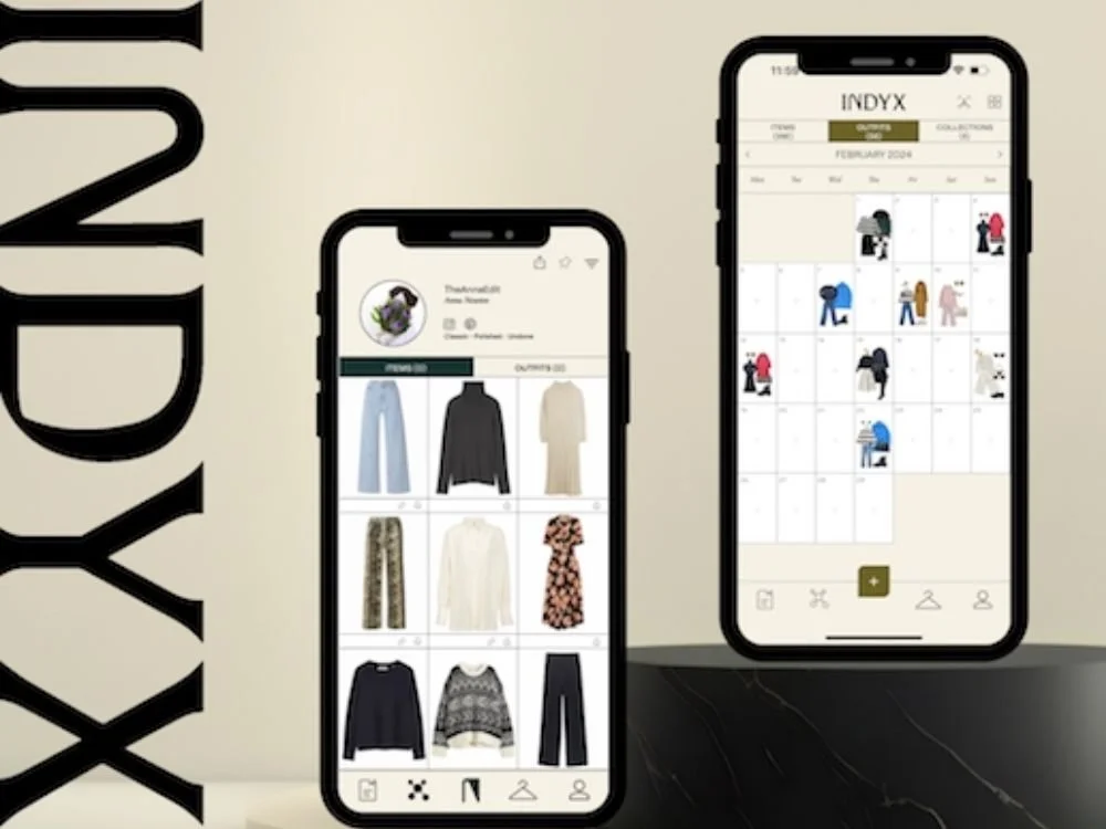 Twee mobiele telefoons met kleding in de Indyx-app