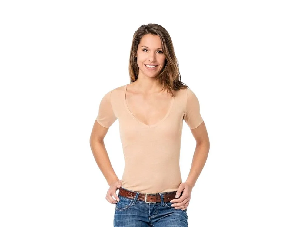 Jonge vrouw draagt huidkleurig ondershirt met V-hals