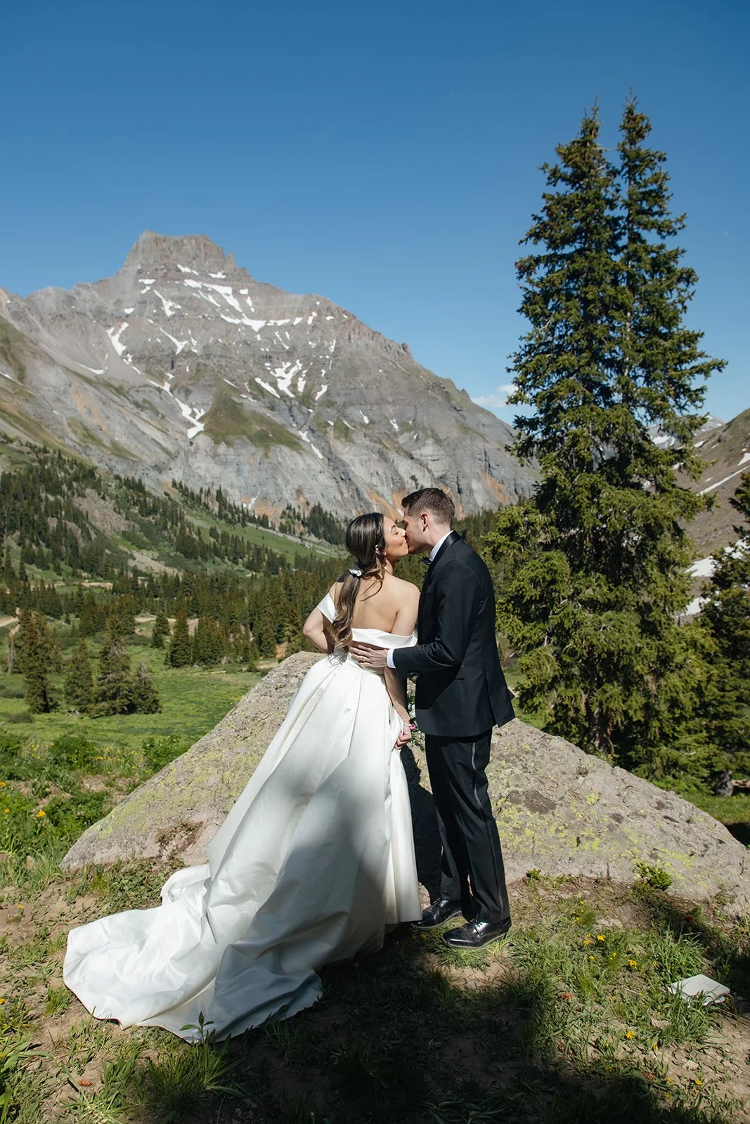 newlyweds kissing after their Ouray Colorado elopement ceremony