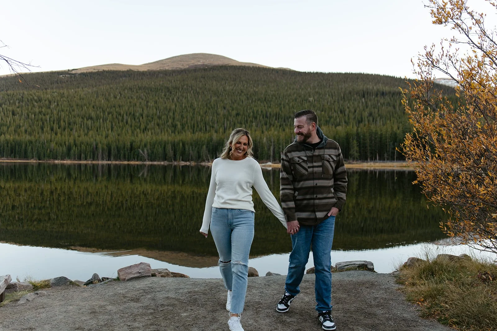 Cozy Fall Engagement Photos at Echo Lake With Outfit Tips