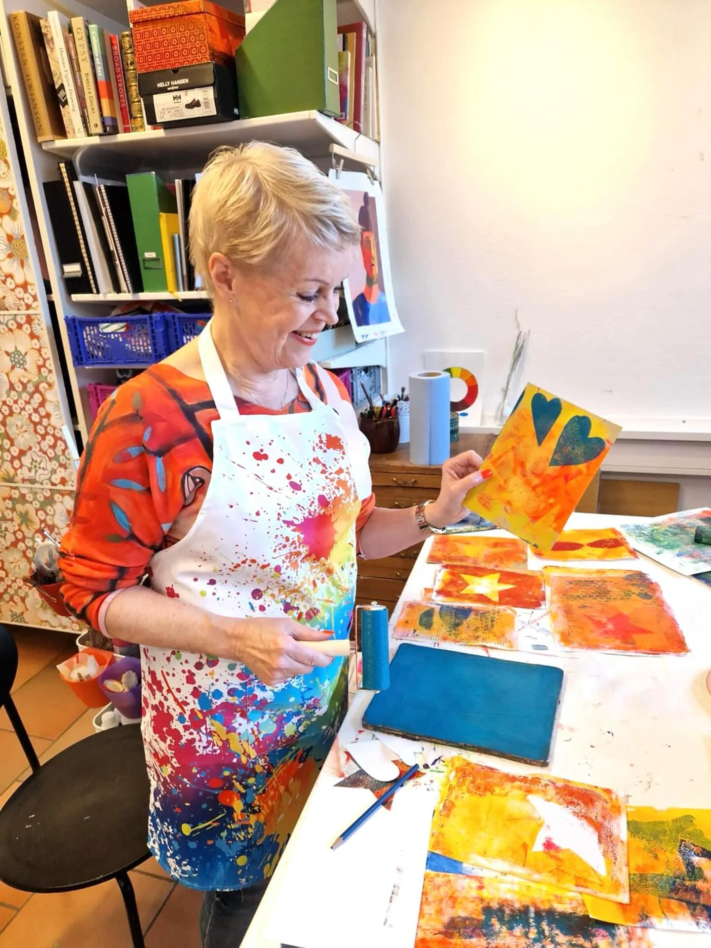 Vill du komma och h&auml;nga med mig i atelj&eacute;n den 5 november?
D&aring; k&ouml;r jag workshopen Prova p&aring; gelli plate. Vi kommer tillsammans utforska tryck med hj&auml;lp av en gel&eacute;platta, gelli plate. 

Vi testar f&auml;rgblandn