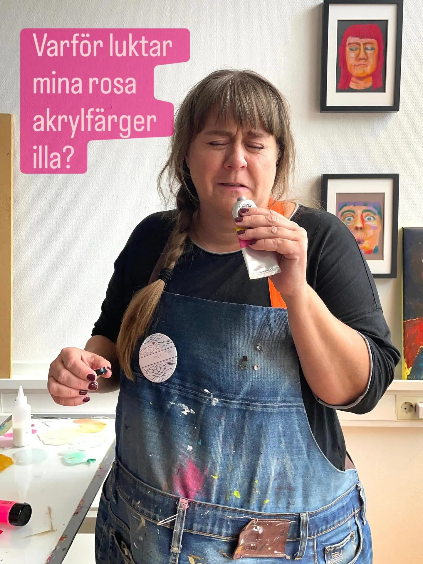 Jag har problem med mina rosa akrylf&auml;rger. De b&ouml;rjar lukta efter ett tag. Det &auml;r inte samma m&auml;rke och inga andra kul&ouml;rer. &Auml;r inte det konstigt? 🧐

Jag har fr&aring;gat p&aring; konstn&auml;rsbutiken, men de visste inte