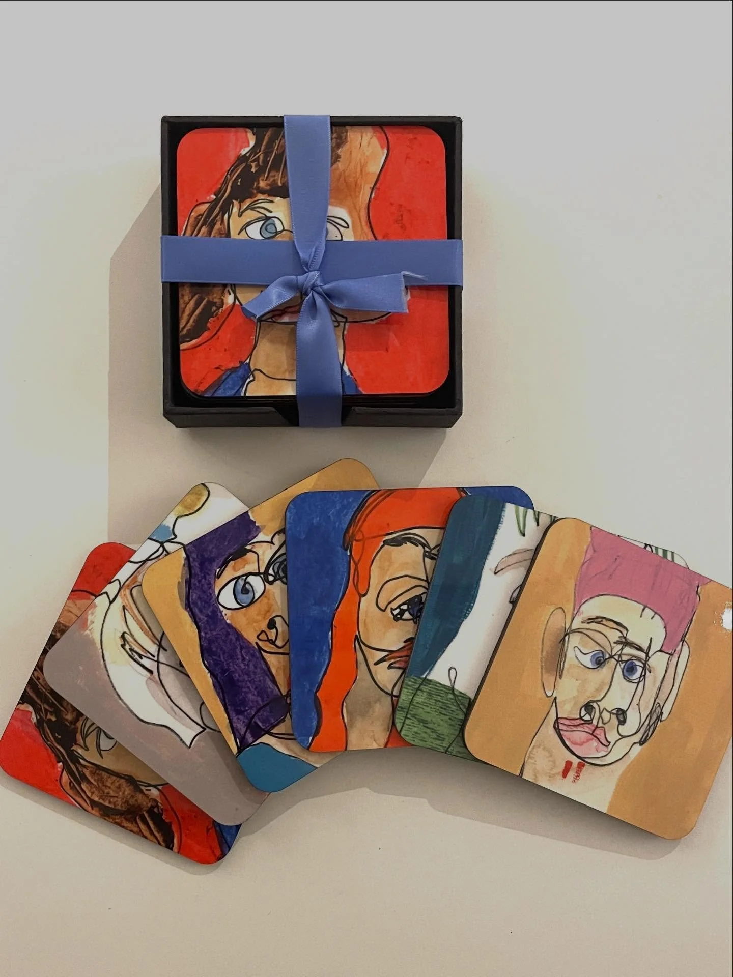 Mina glasunderl&auml;gg &auml;r packade. Roliga unika glasunderl&auml;gg f&ouml;r den som vill f&aring; in lite mer f&auml;rg i sitt hem. 

Kommer att finnas p&aring; Wintermarket i @fridaylab.se studio Brunnsgatan 21B. Fredag kl 11-18 och l&ouml;rda