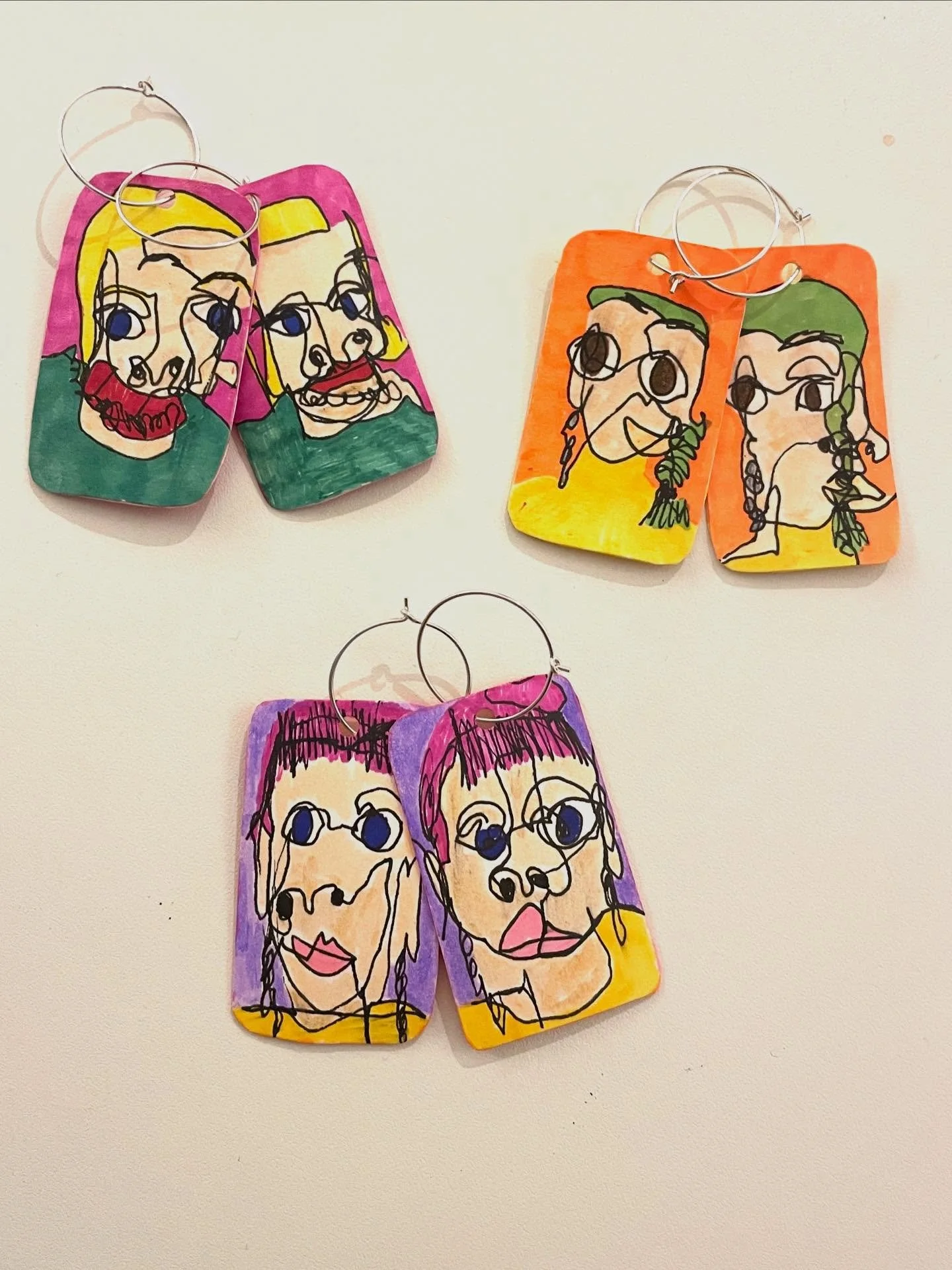 F&auml;rgglada &ouml;rh&auml;ngen som tar plats! Den perfekta julklappen till din f&auml;rgstarka v&auml;n.

Kommer att finnas p&aring; Wintermarket i @fridaylab.se studio Brunnsgatan 21B. Fredag kl 11-18 och l&ouml;rdag kl 11-15. 

Blir du sugen men