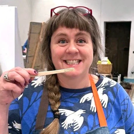 S&aring; fick en tandborste fart p&aring; mitt m&aring;leri 🪥

Ibland fastnar jag i m&aring;leriet. Jag st&aring;r och stampar och vet inte riktigt hur jag ska komma vidare. K&auml;nner du igen dig?

I helgen testade jag n&aring;got helt nytt p&arin