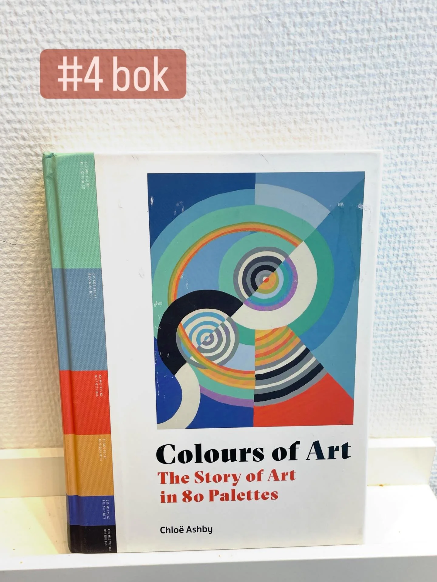 Den h&auml;r boken &auml;r en ur min samling av b&ouml;cker om f&auml;rg, &ldquo;Colours of art. The story of art in 80 palettes.&rdquo; skriven av Chlo&euml; Ashby. Jag anv&auml;nder den som inspiration f&ouml;r att hitta h&auml;rliga f&auml;rgpalet