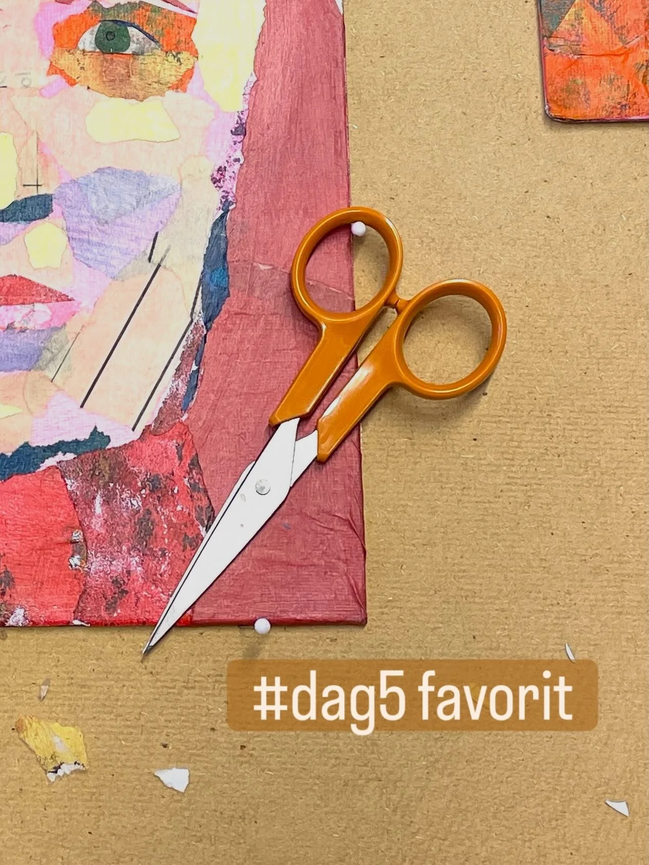 Jag har k&ouml;pt mig en riktig papperssax. Den &auml;r vass och det g&aring;r att klippa pytteklipp med spetsen. Jag &auml;lskar den. 😍 

Och eftersom jag h&aring;ller p&aring; med collage just nu kommer den verkligen till anv&auml;ndning.

Det h&