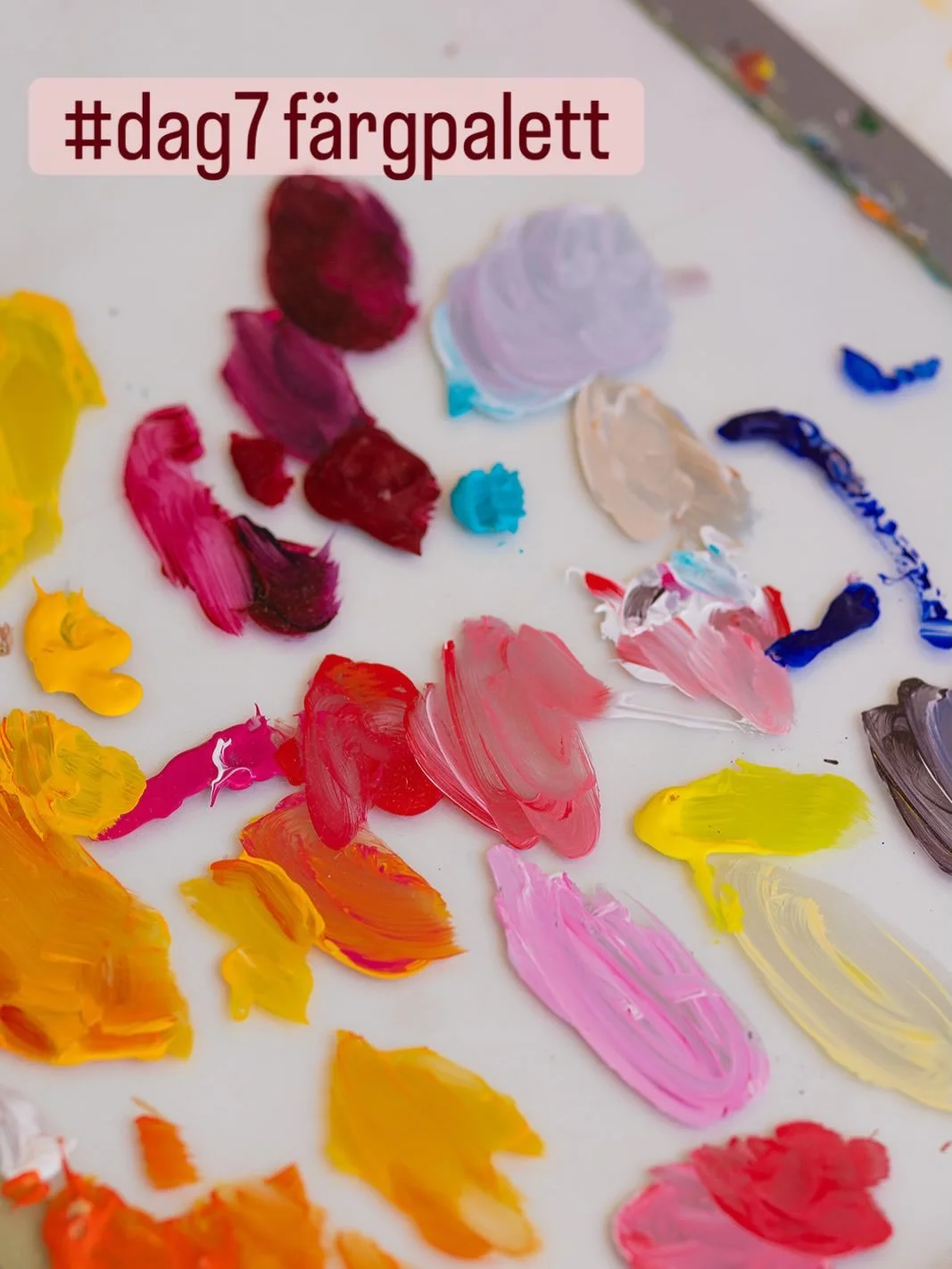 Jag v&auml;ljer ny f&auml;rgpalett till varje m&aring;lning, en gul, en r&ouml;d och en bl&aring;. Och ofta n&aring;gon mer f&auml;rg. Och s&aring; har jag ofta en rosa underm&aring;lning.

Ibland v&auml;ljer jag en f&auml;rgpalett som jag tycker k&