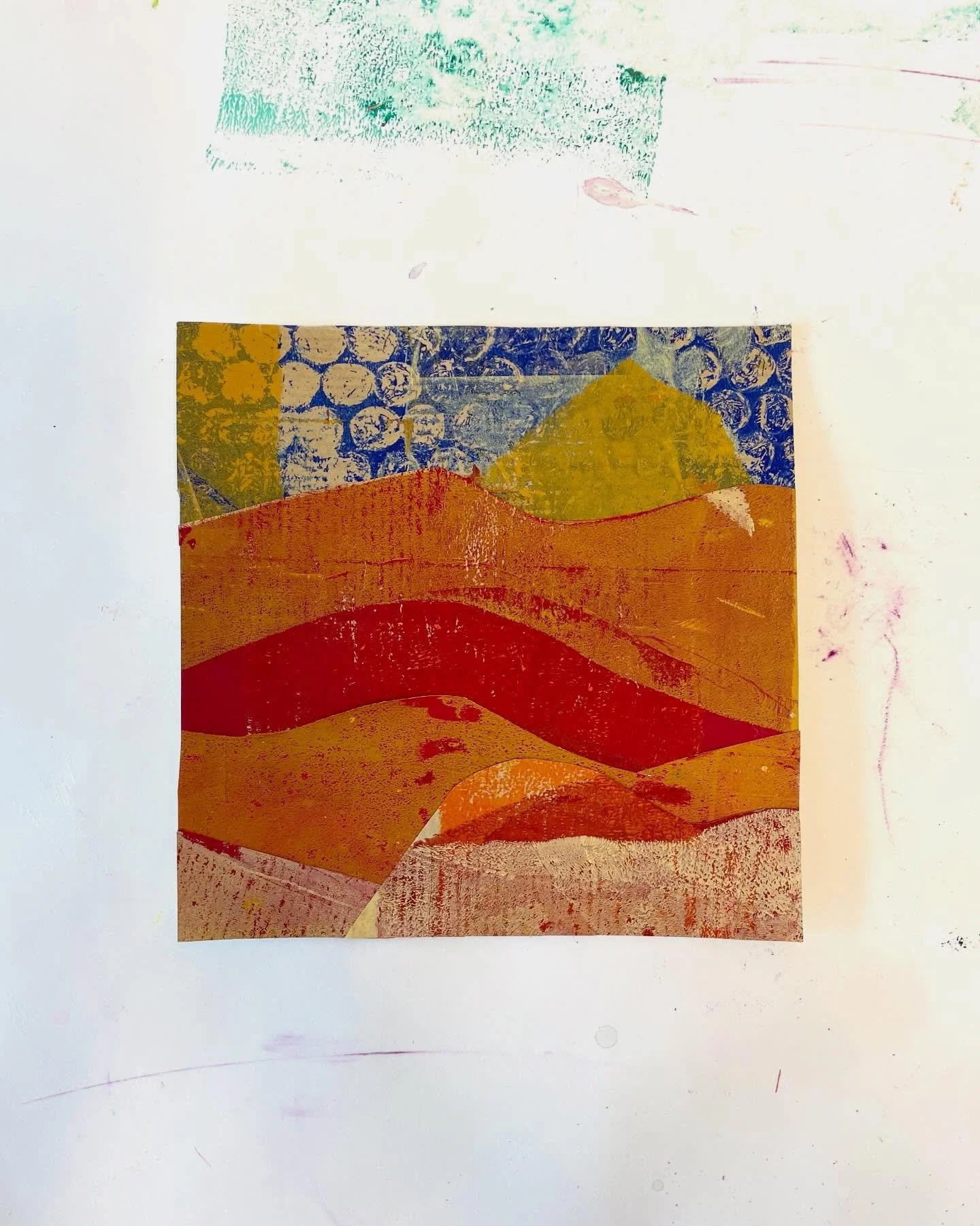 Idag har jag gjort klart ett collage som jag b&ouml;rjade p&aring; ig&aring;r. Det &auml;r 14 x 14 cm och &auml;r gjort p&aring; n&aring;gra papper jag tryckte under kursen i s&ouml;ndags. Jag klippte n&aring;gra egna stenciler och tryckte flera lage