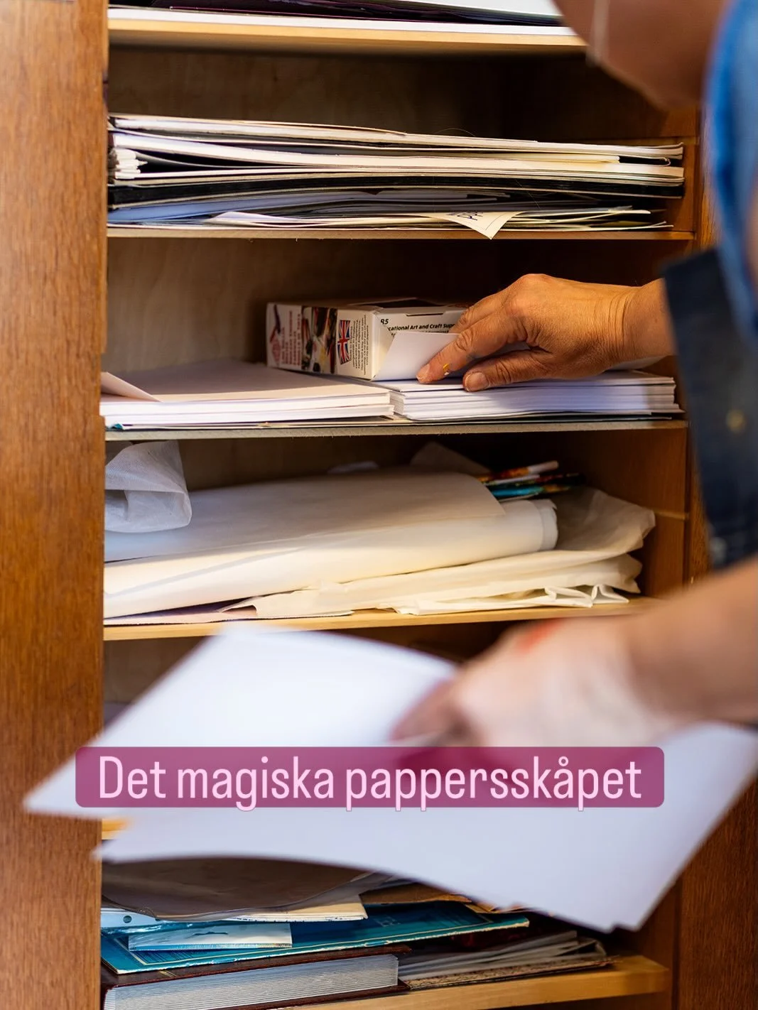 Vet du vad jag har? Jag har ett magiskt pappersk&aring;p i atelj&eacute;n. Det &auml;r som en skattg&ouml;mma. Jag har &auml;rvt sk&aring;pet fr&aring;n min pappa. Han hade det p&aring; sitt hemmakontor 
n&auml;r han jobbade. Det inneh&ouml;ll nog p